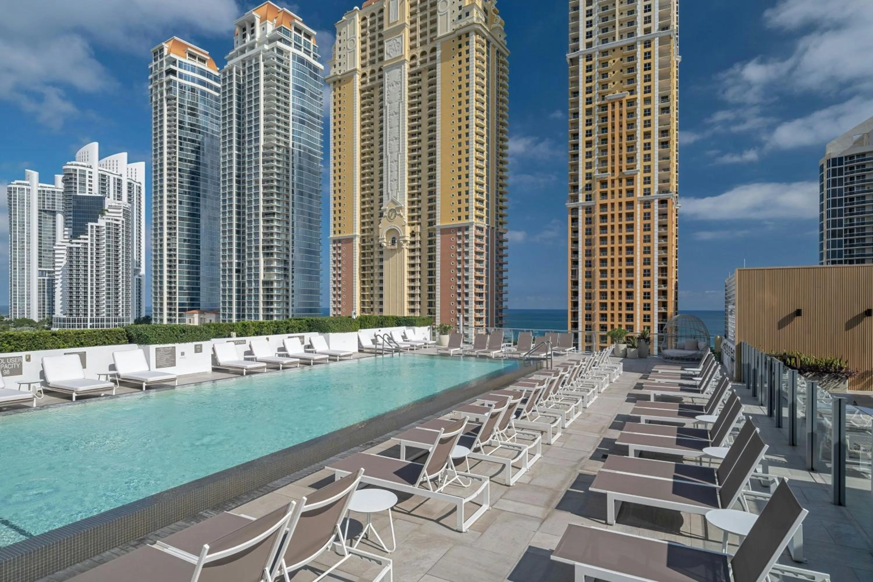 Swimming pool in Residence Inn Miami Sunny Isles Beach