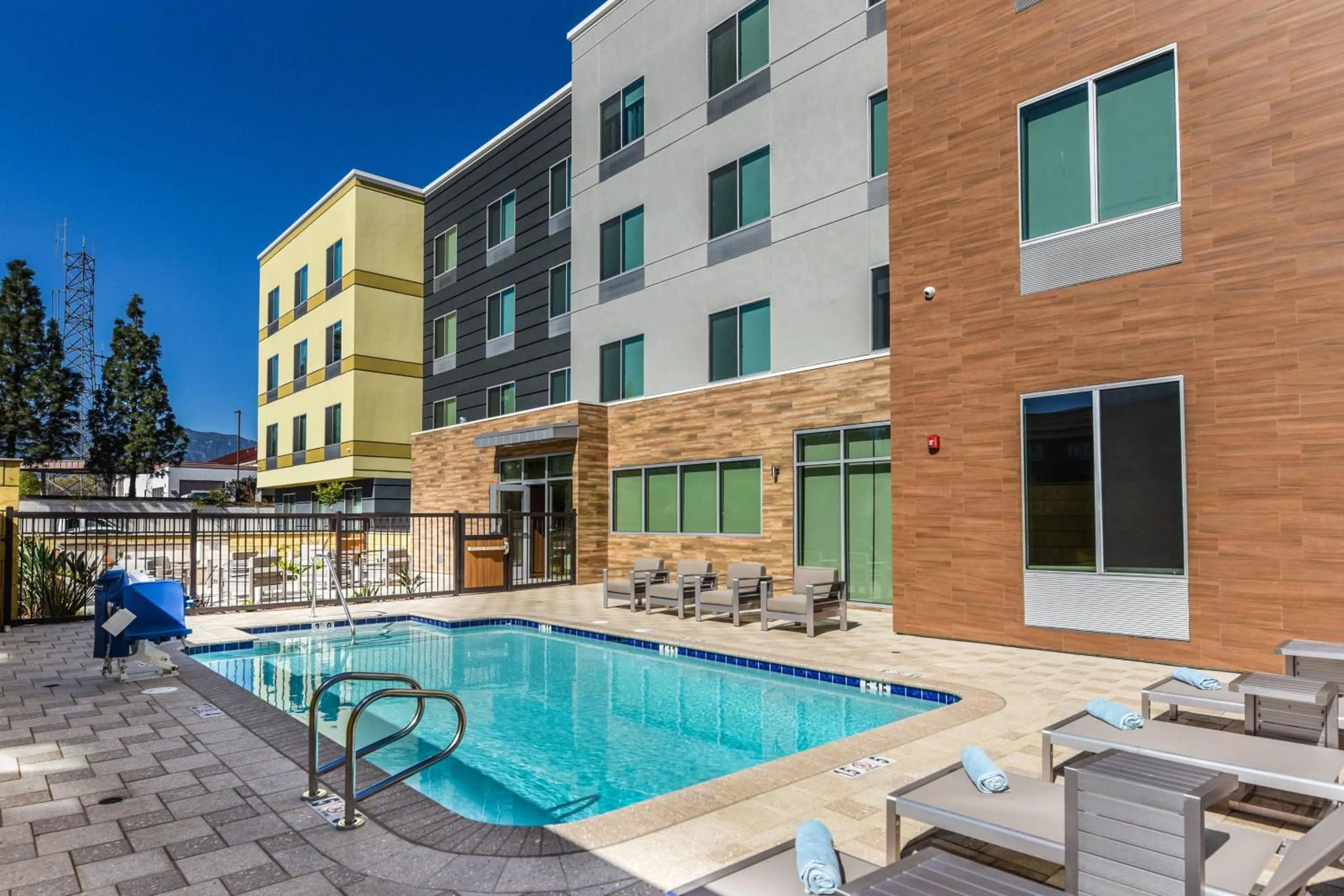 Swimming pool in Fairfield Inn & Suites Ontario Rancho Cucamonga