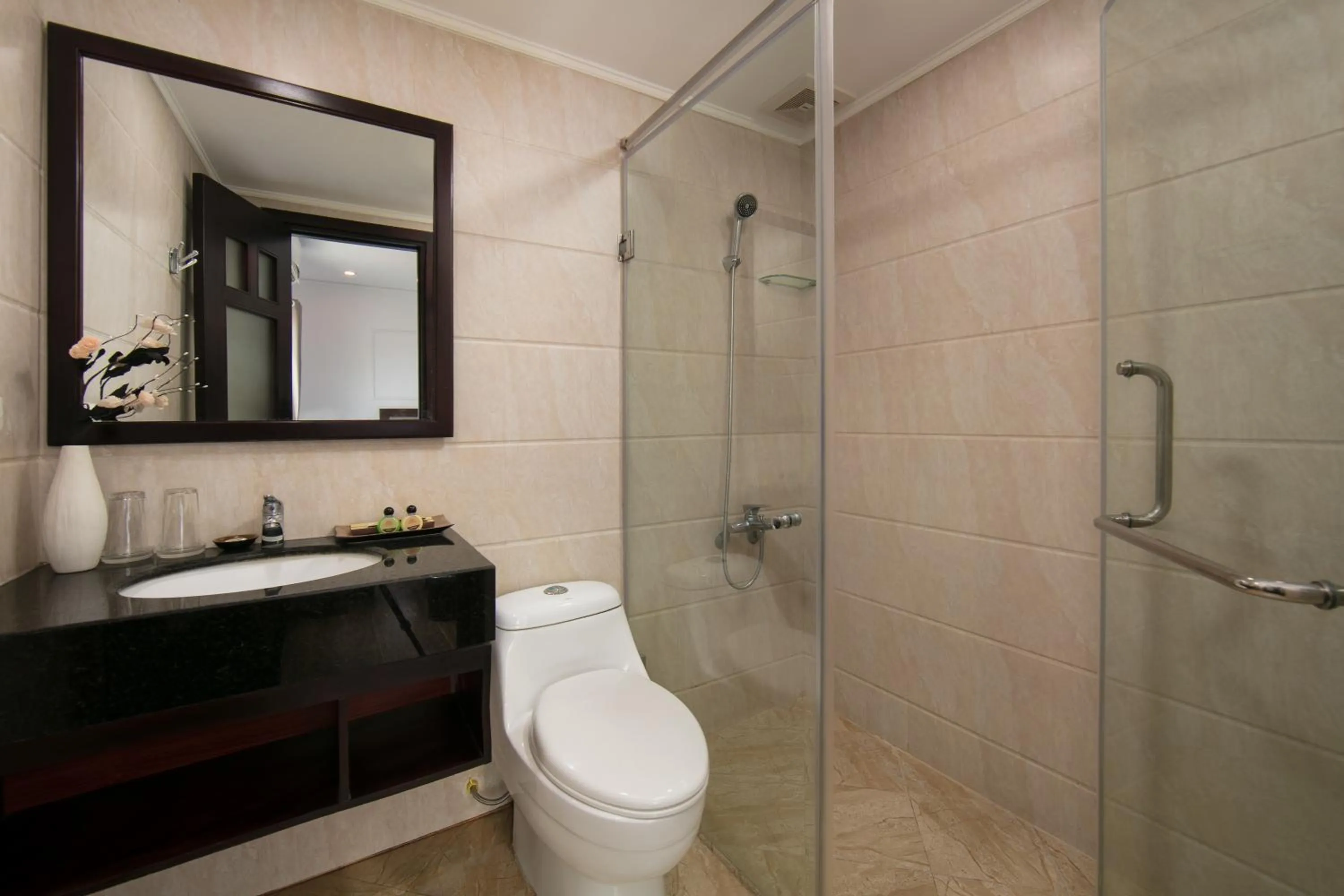 Shower in Hong Ngoc Cochinchine Boutique Hotel & Spa
