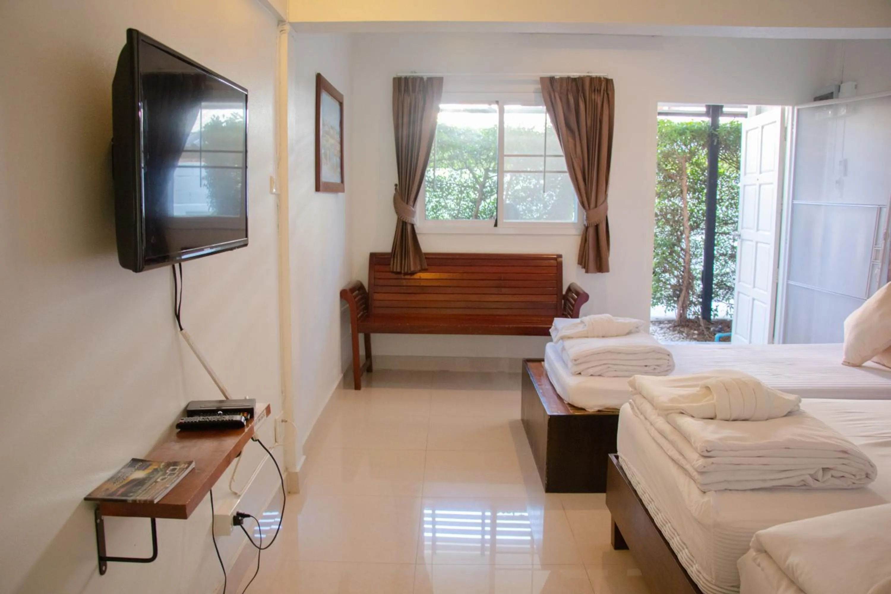 TV and multimedia, Bed in Kallapangha Resort Khlongwan