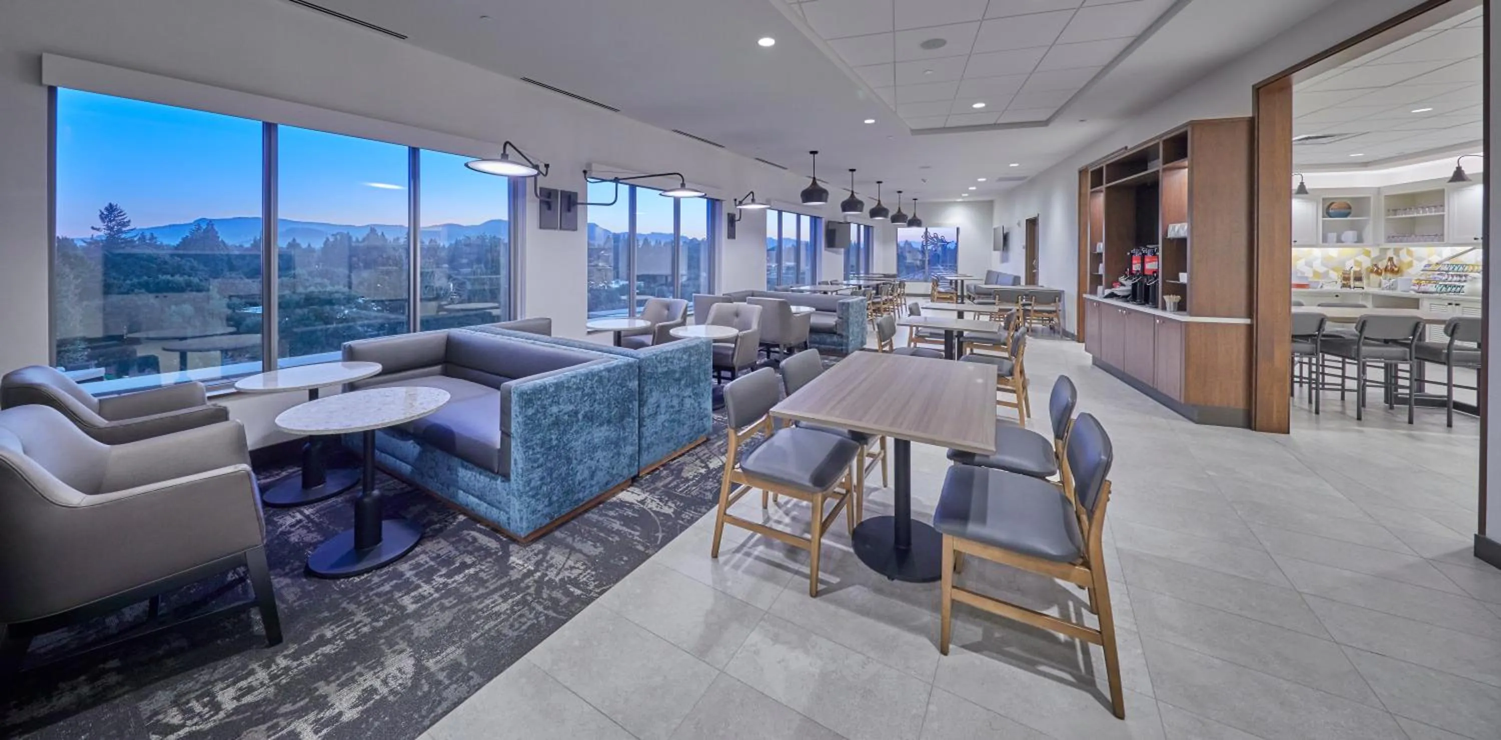 Dining area in Hyatt Place Eugene/Oakway Center