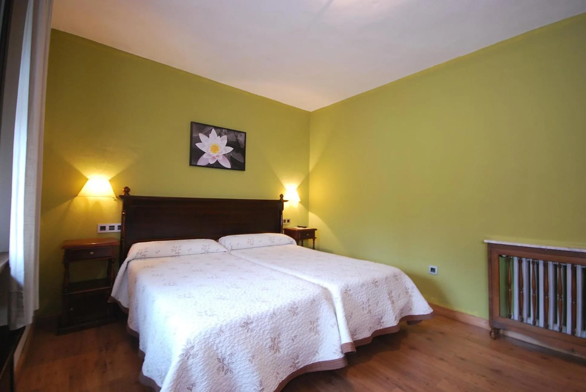 Bed in Hotel Rural Posada Del Monasterio
