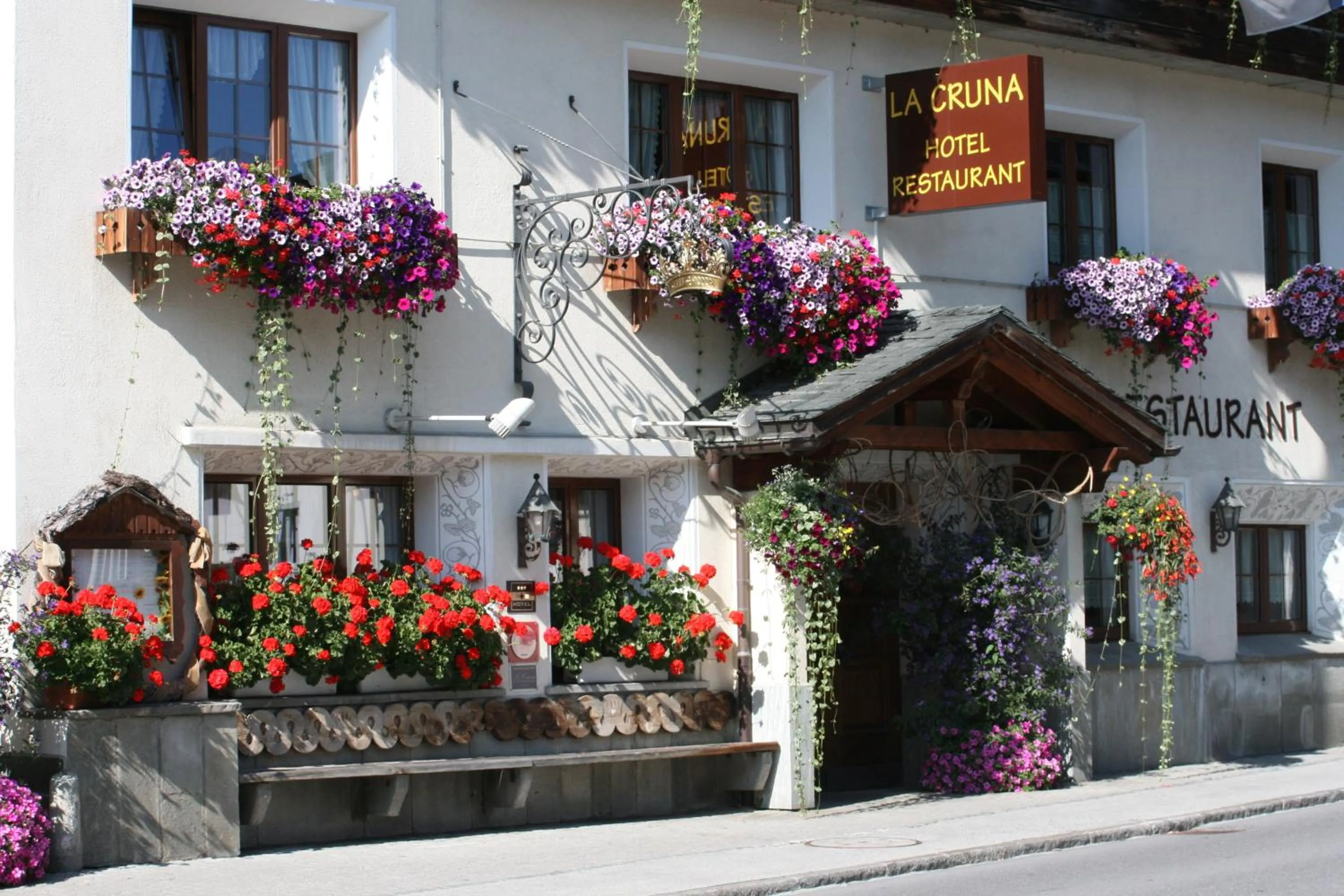 Facade/entrance in Hotel La Cruna