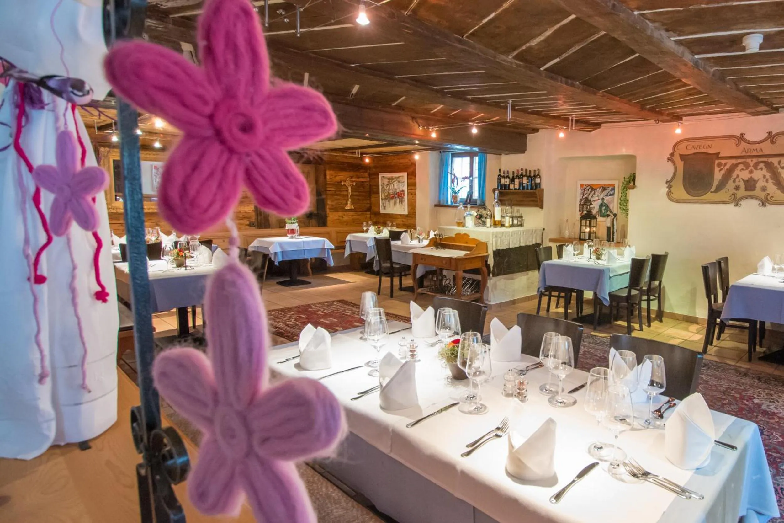 Restaurant/places to eat in Hotel La Cruna