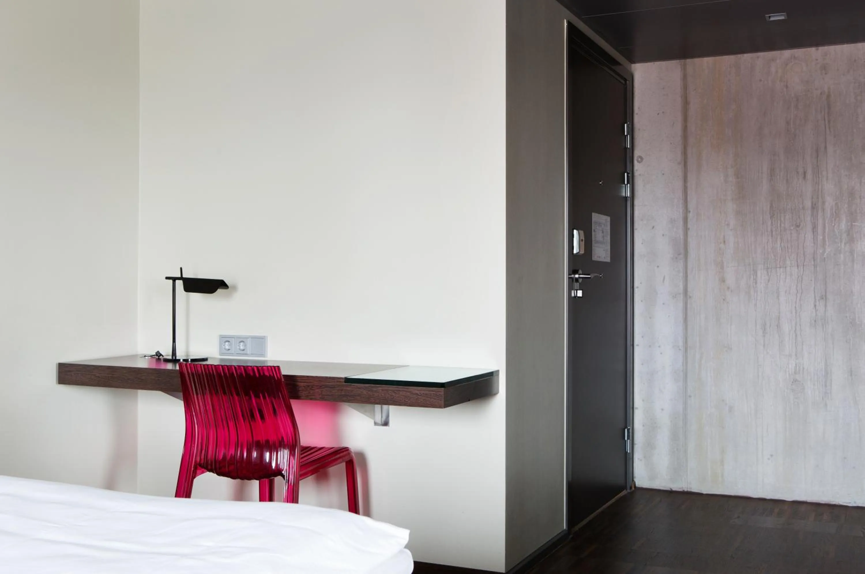 Seating area, Bed in Comfort Hotel Square