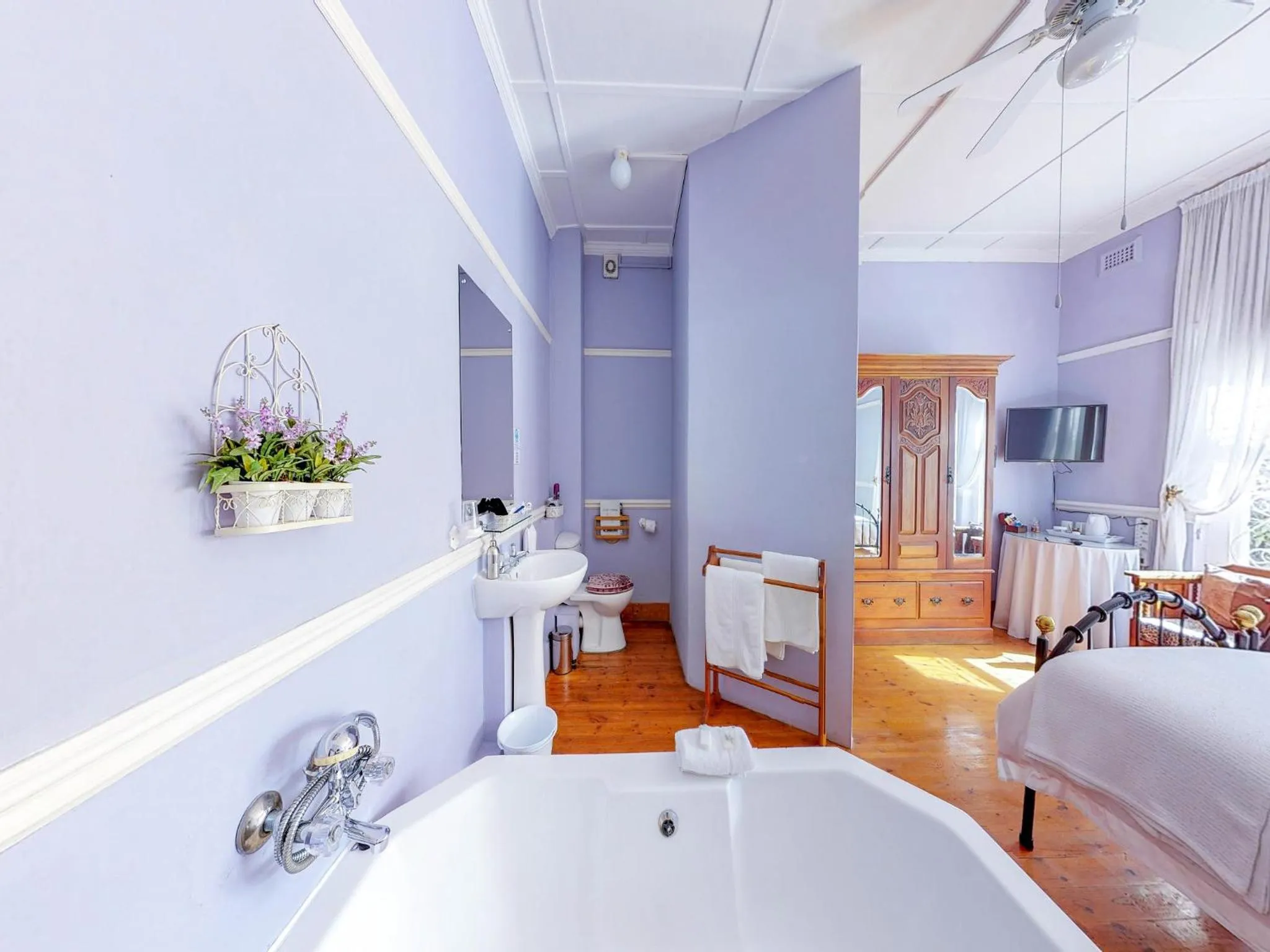 Bathroom, Bed in Mountain Manor Guest House & Executive Suites