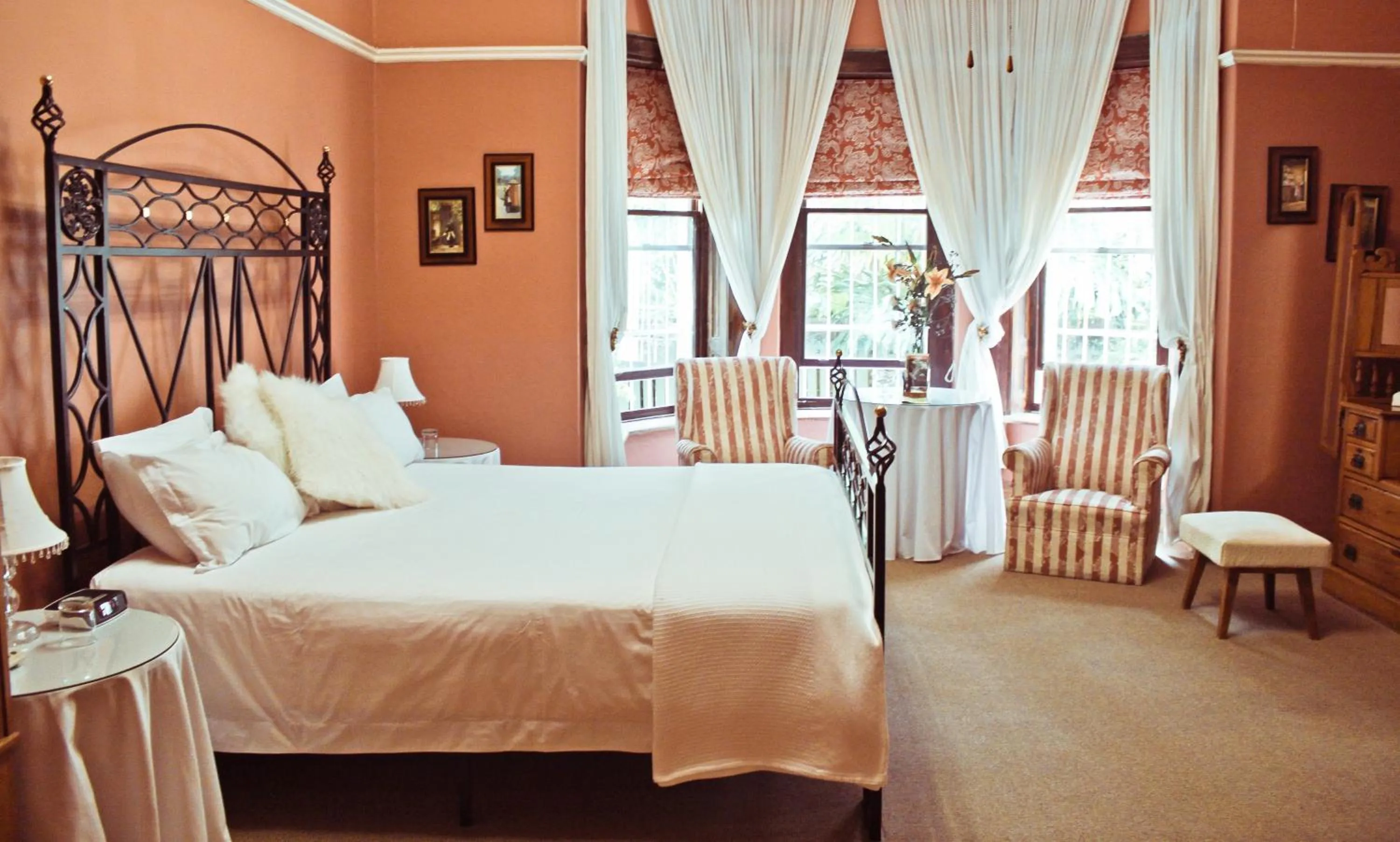 Photo of the whole room, Bed in Mountain Manor Guest House & Executive Suites