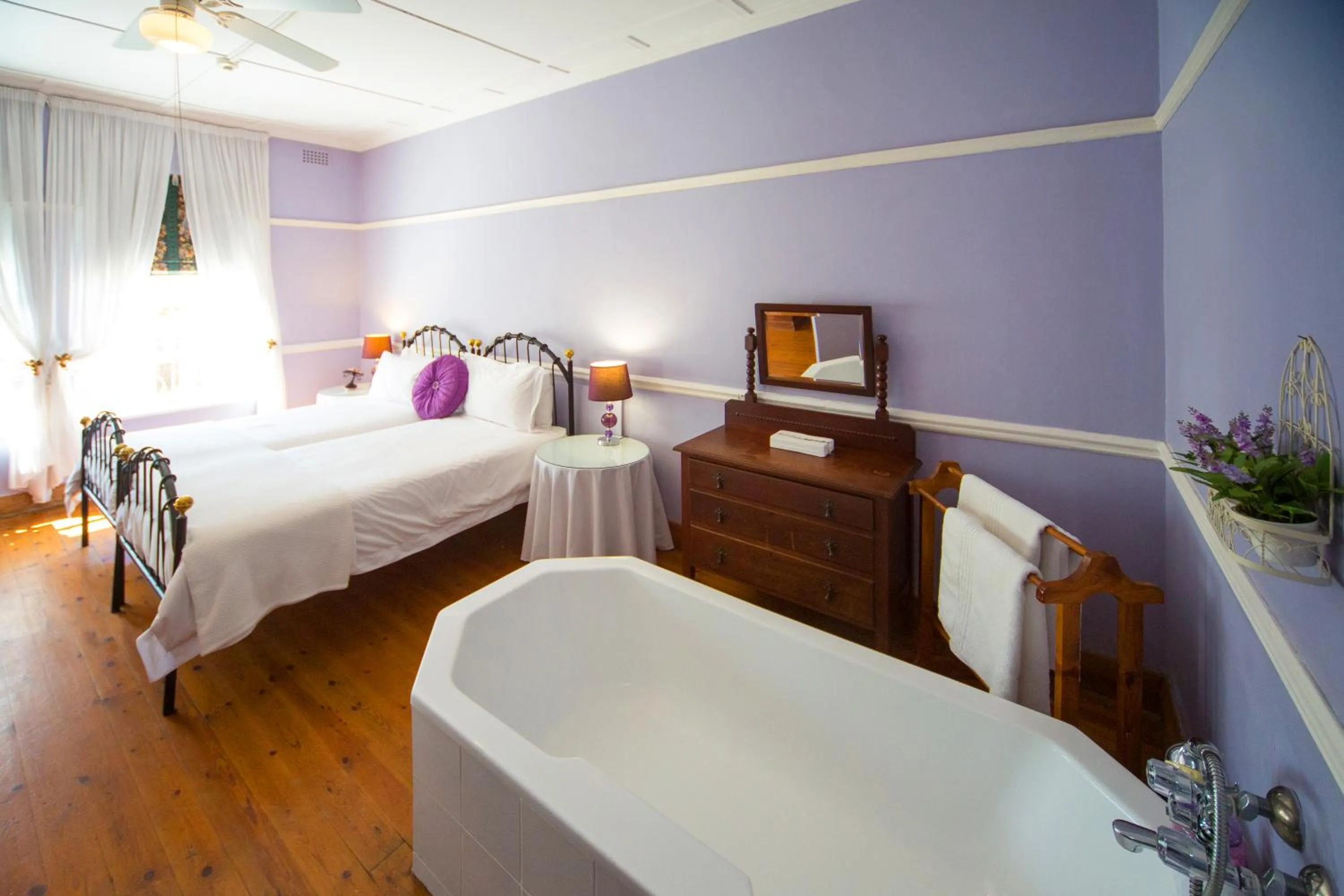 Photo of the whole room, Bed in Mountain Manor Guest House & Executive Suites