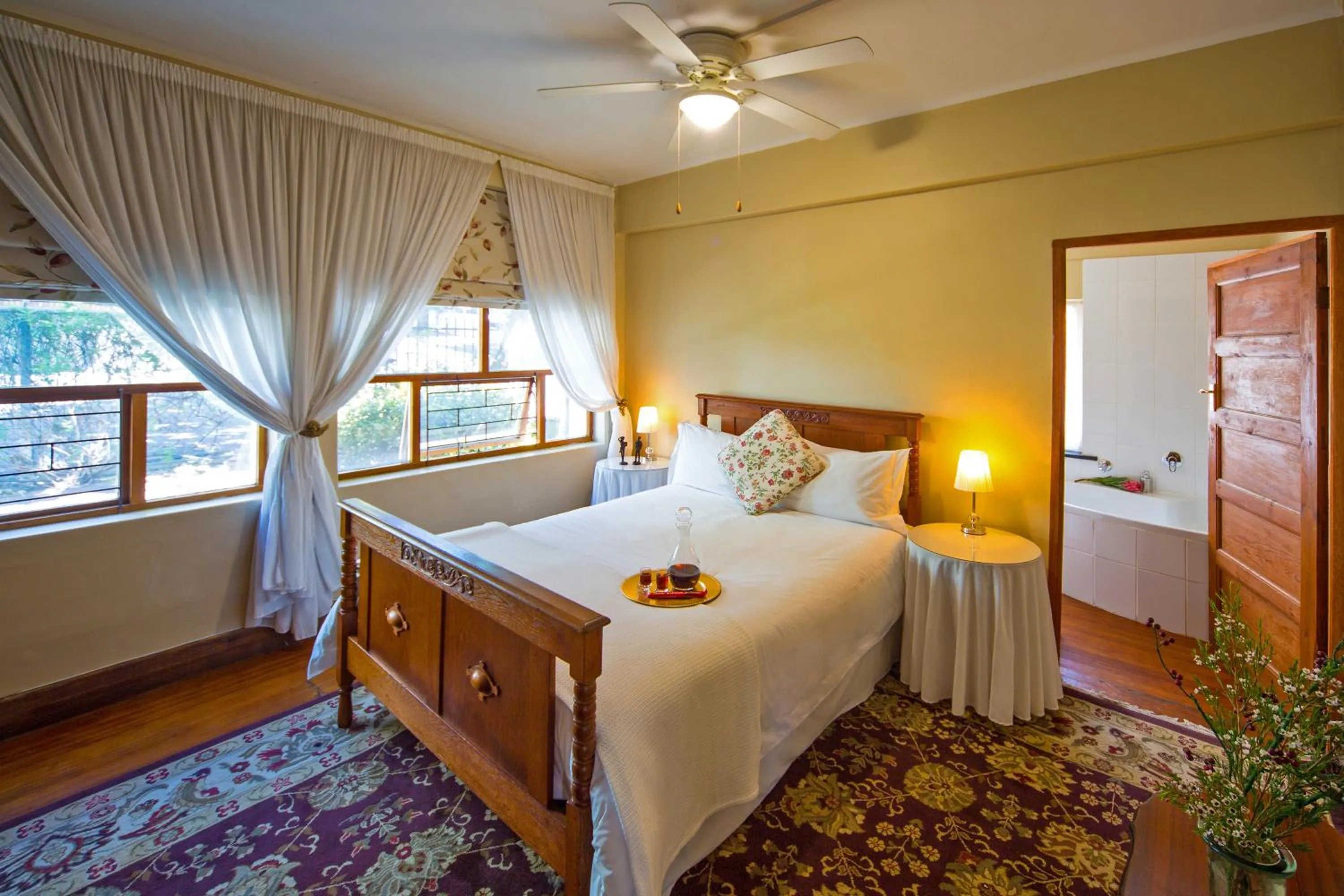 Photo of the whole room, Bed in Mountain Manor Guest House & Executive Suites