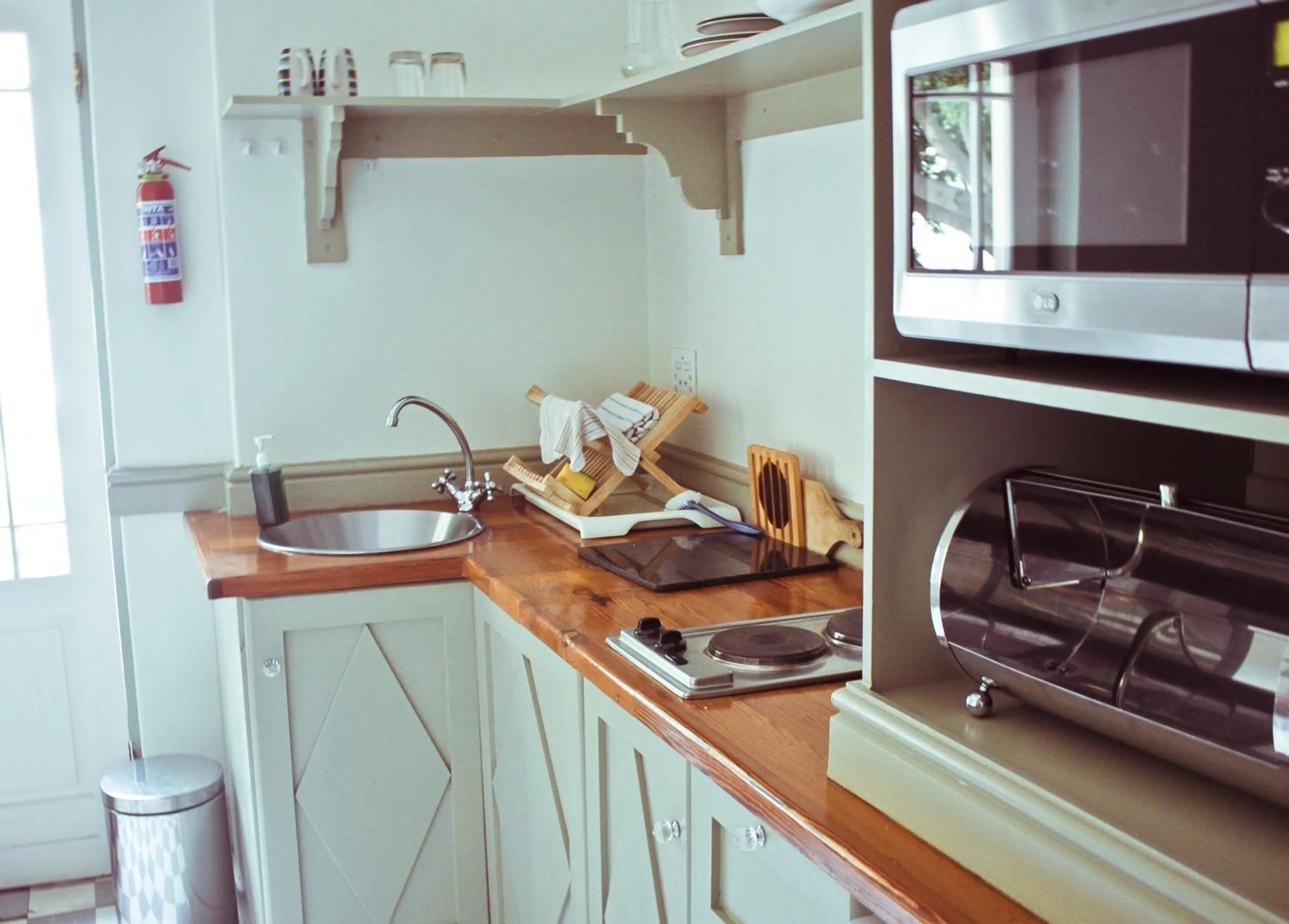Kitchen or kitchenette in Mountain Manor Guest House & Executive Suites