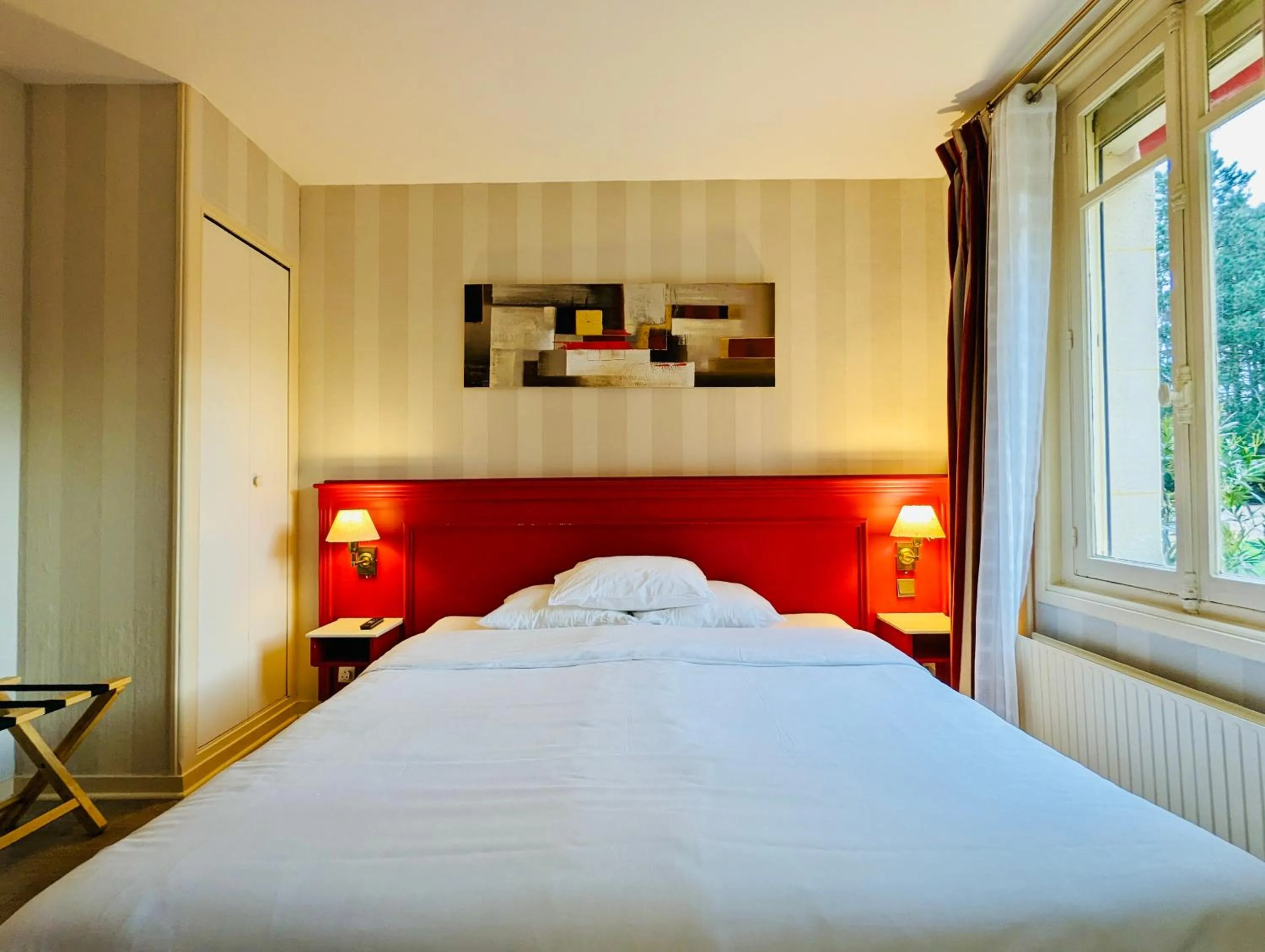 Photo of the whole room, Bed in Château Corneille