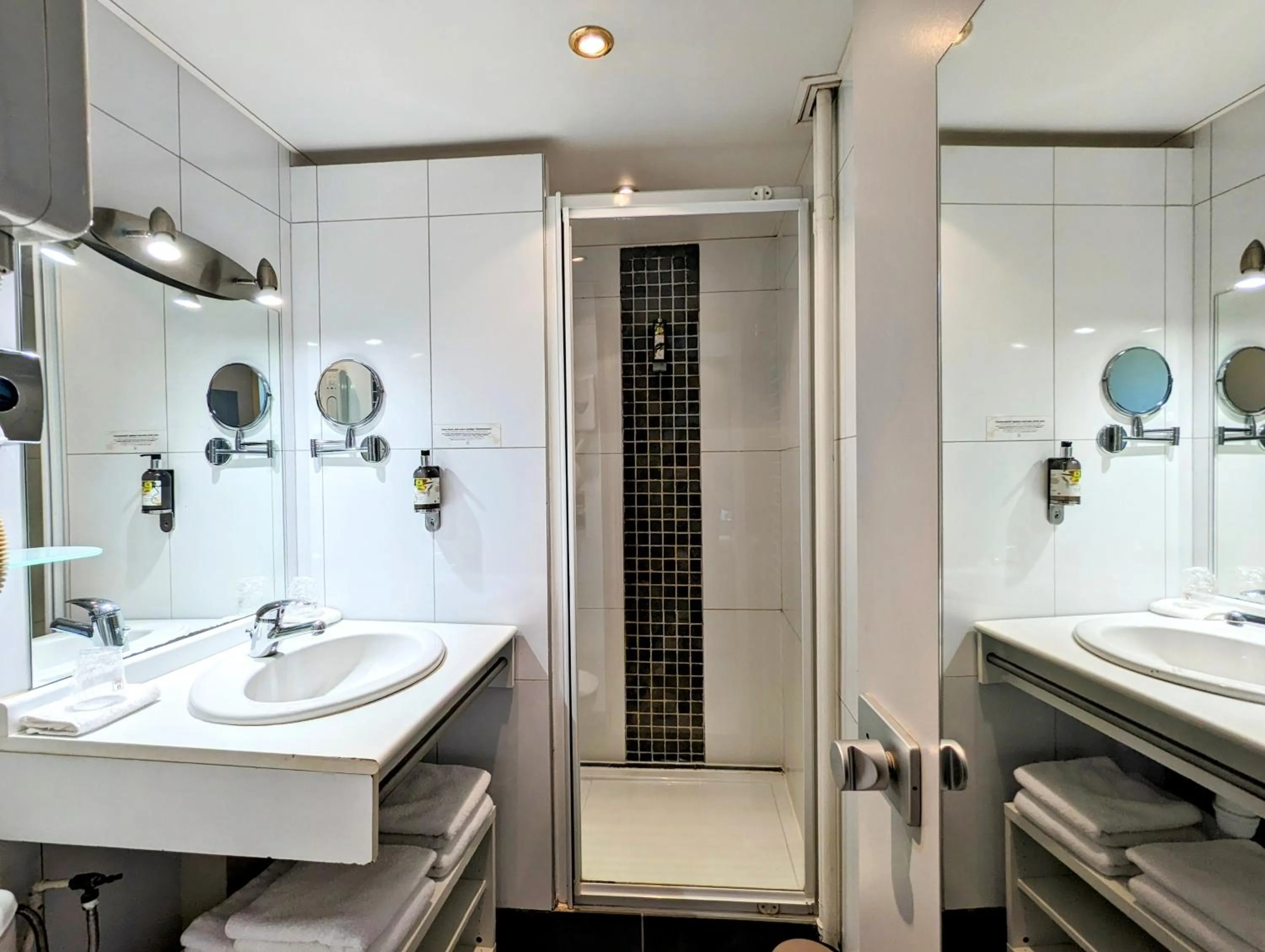 Bathroom in Château Corneille