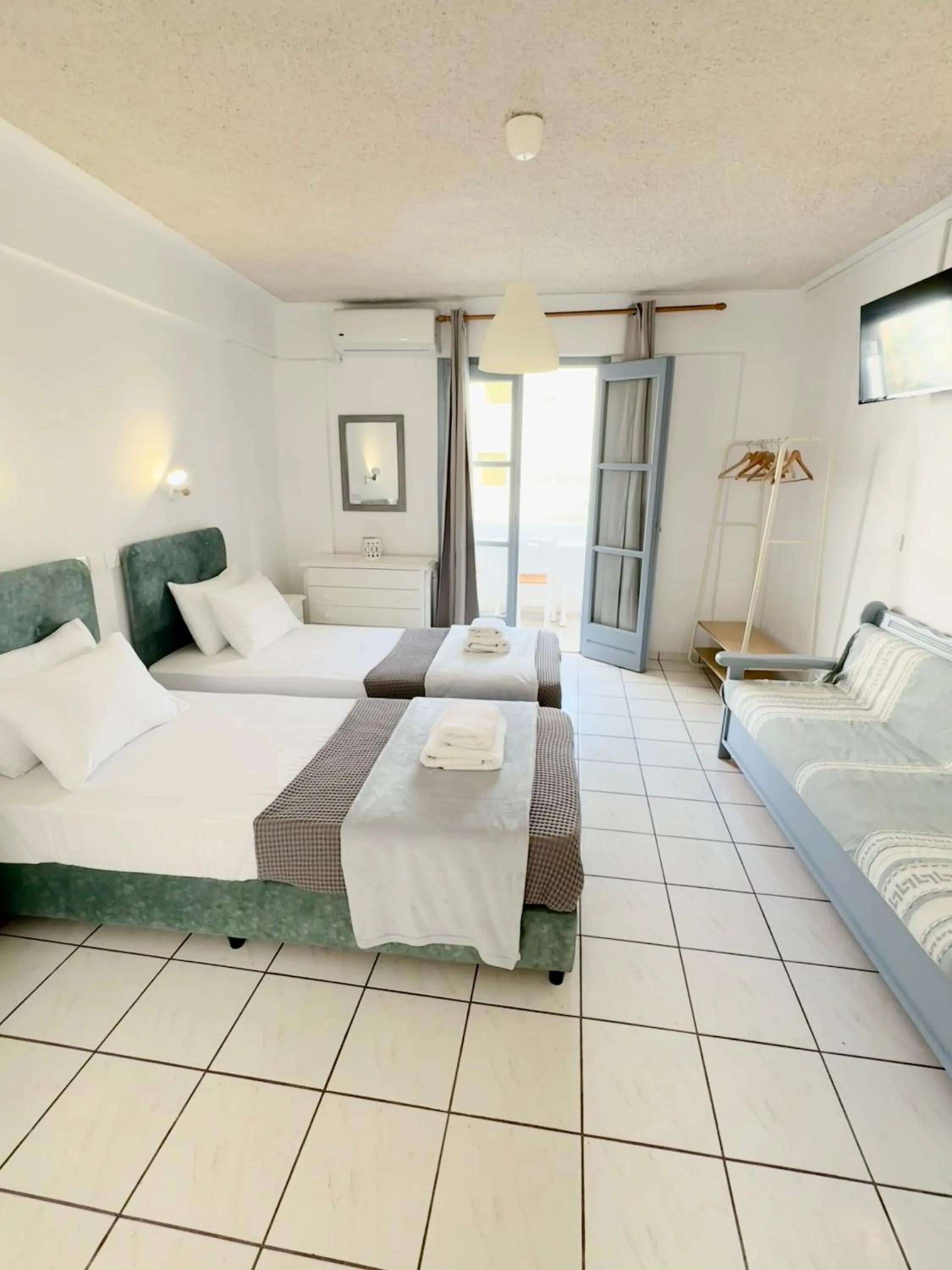 Photo of the whole room, Bed in Zacharakis Studios