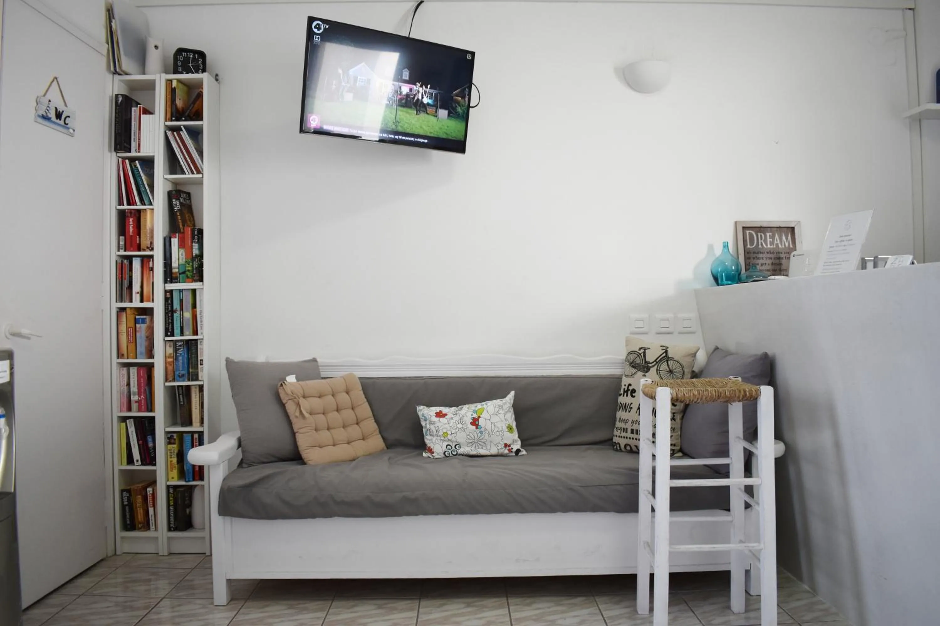 Library in Zacharakis Studios