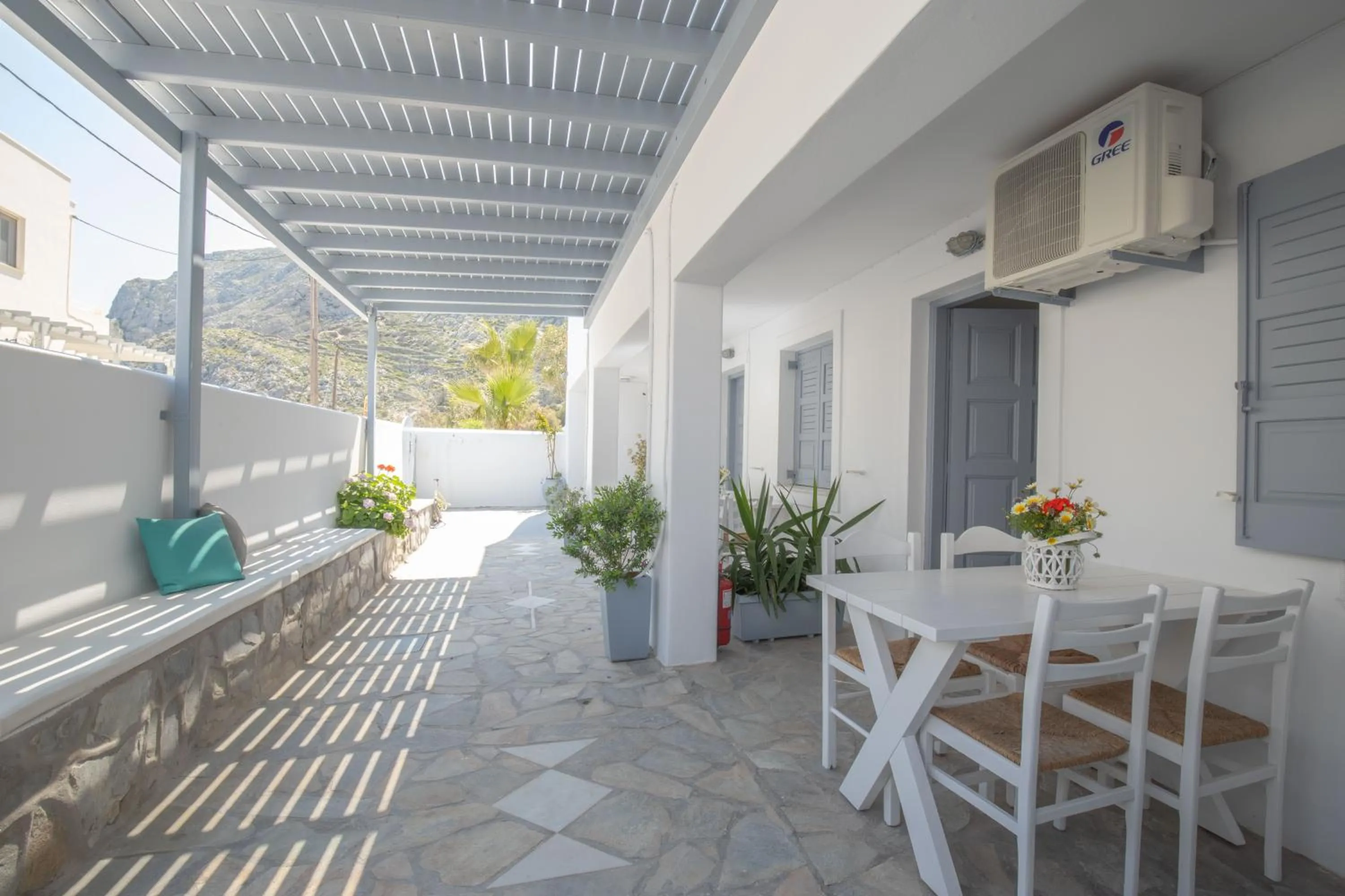 Facade/entrance in Zacharakis Studios