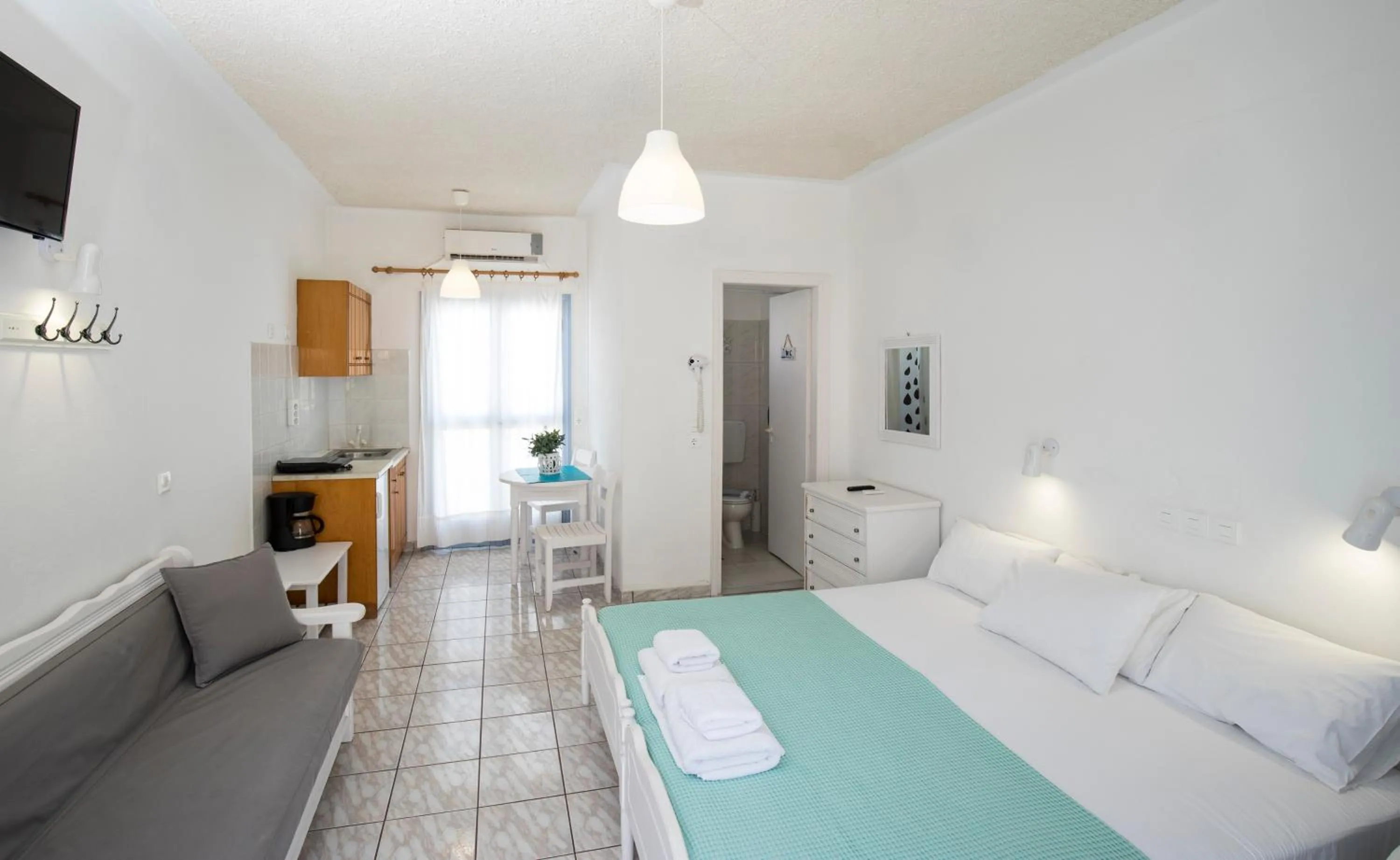 Coffee/tea facilities, Bed in Zacharakis Studios