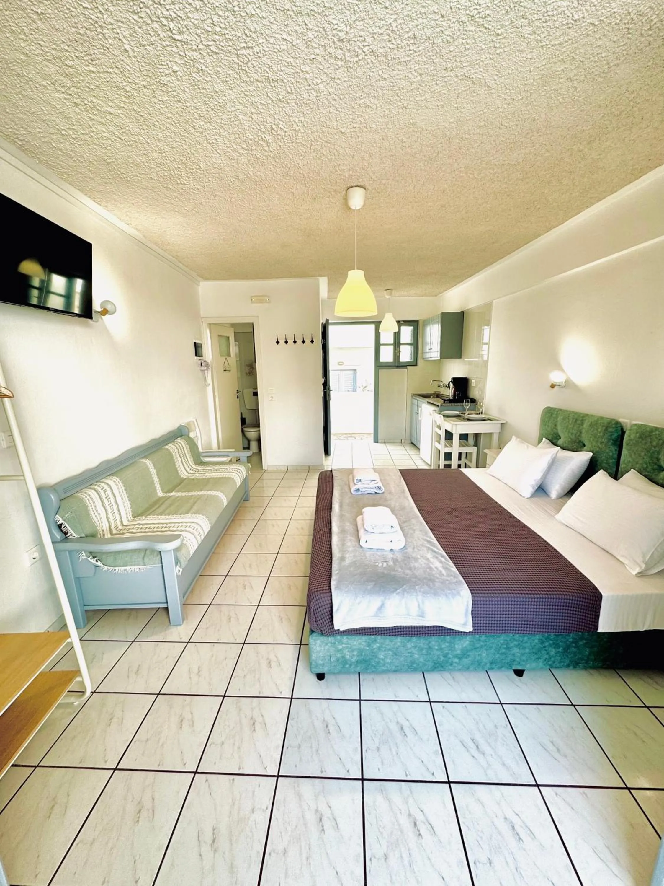 Photo of the whole room, Bed in Zacharakis Studios