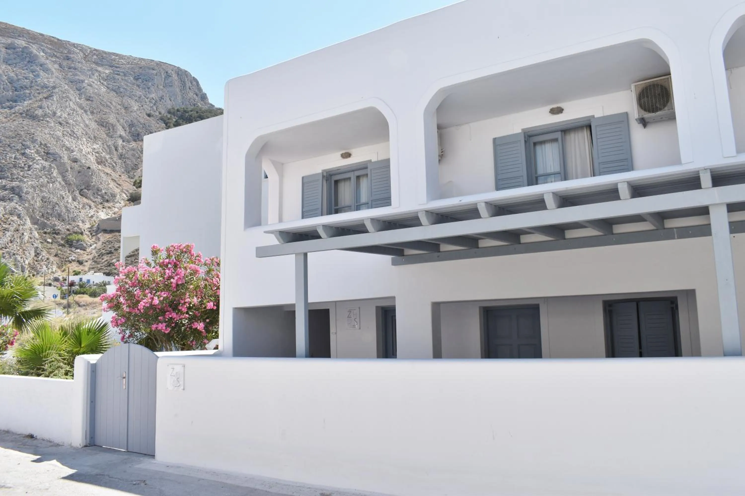 Facade/entrance in Zacharakis Studios