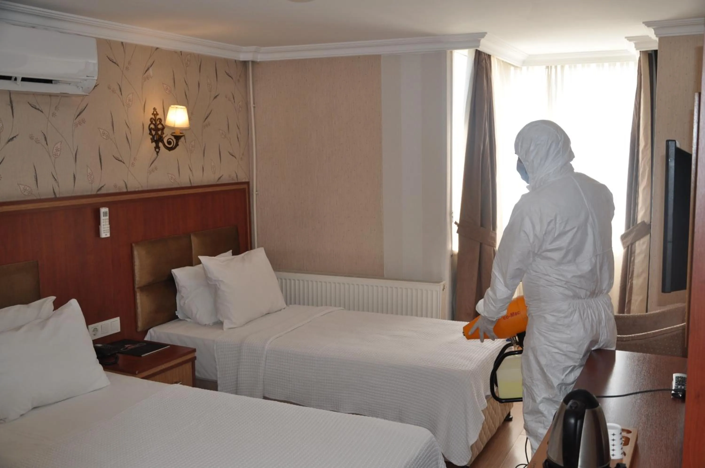 Property building, Bed in Hermanos Hotel