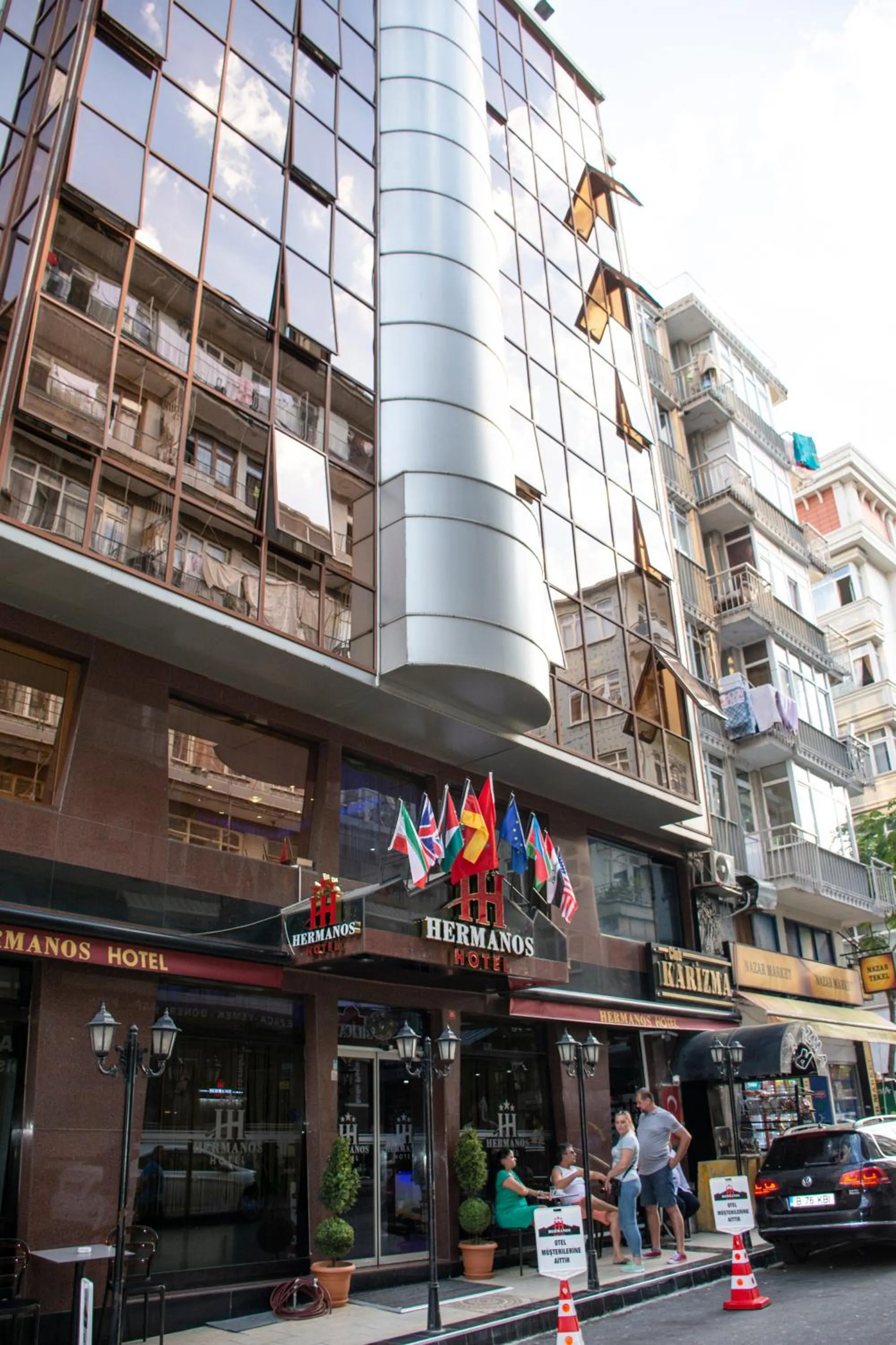 Property building in Hermanos Hotel