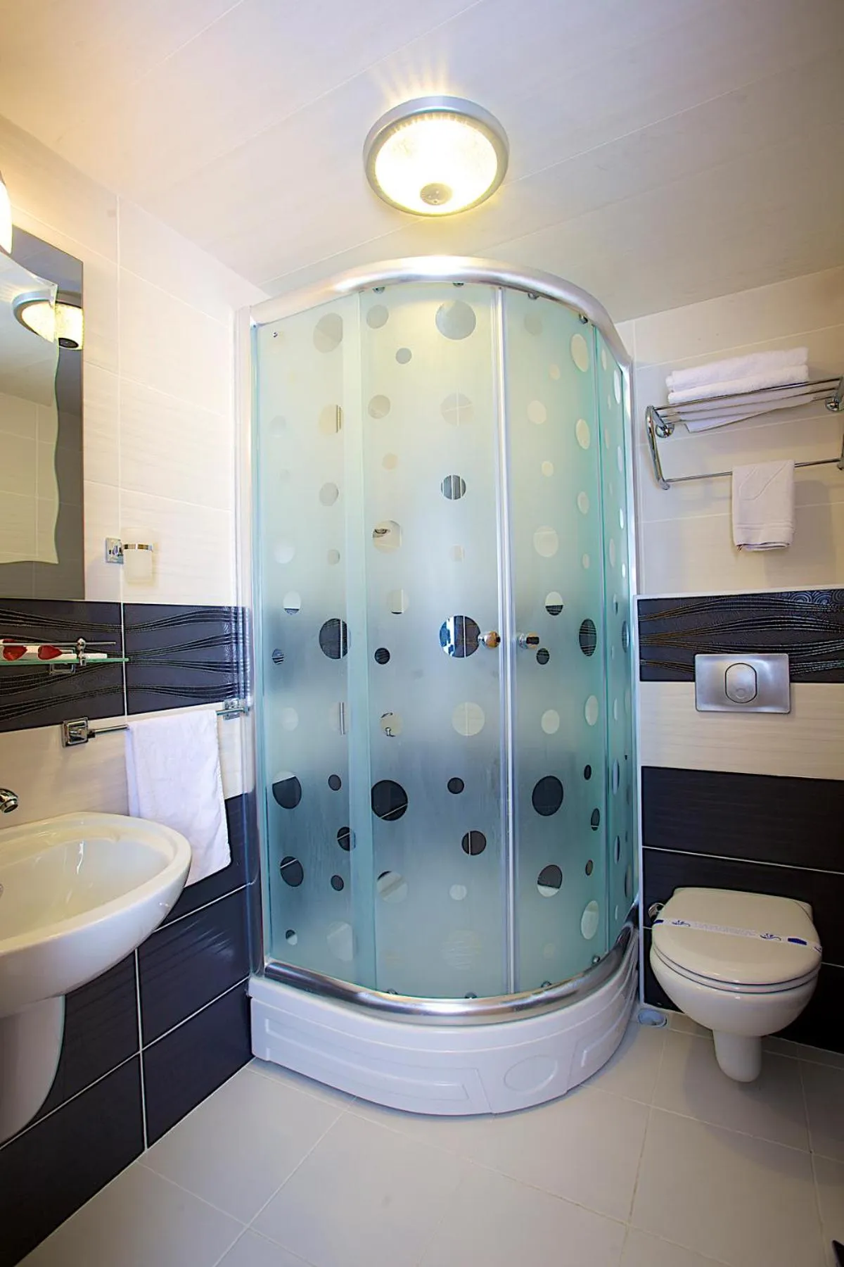 Shower in Hermanos Hotel