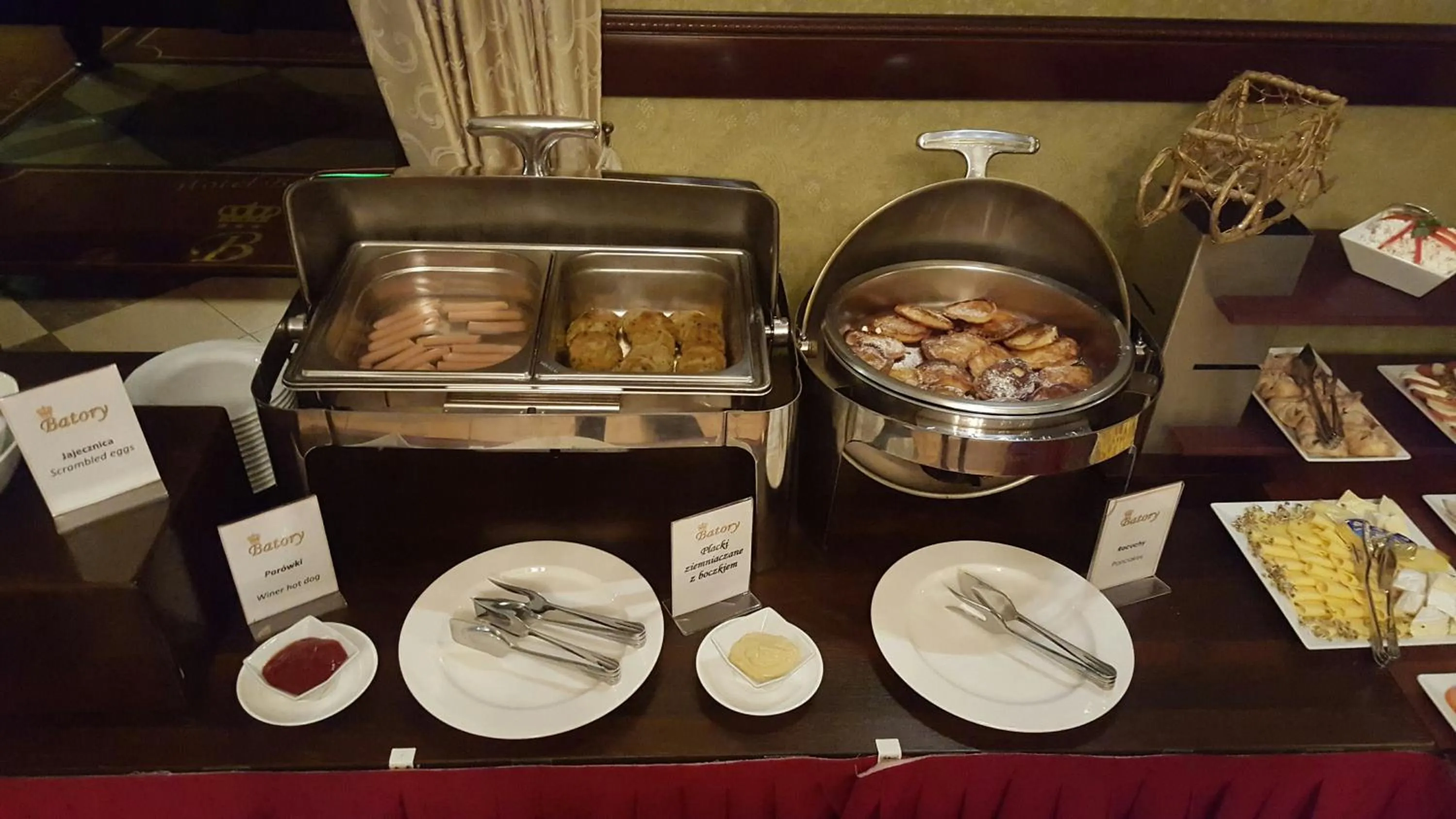 Restaurant/places to eat in Hotel Batory