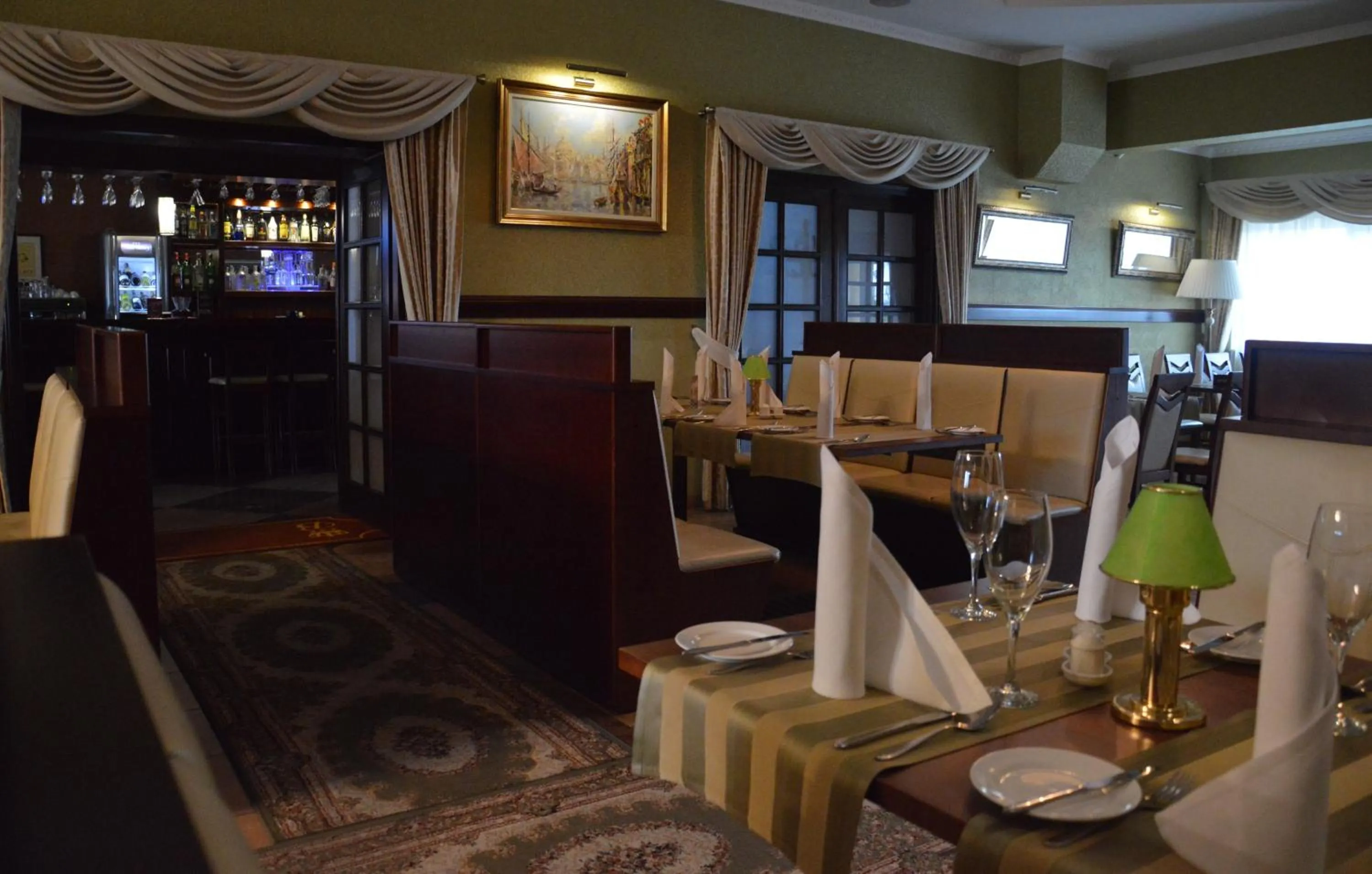 Restaurant/places to eat in Hotel Batory