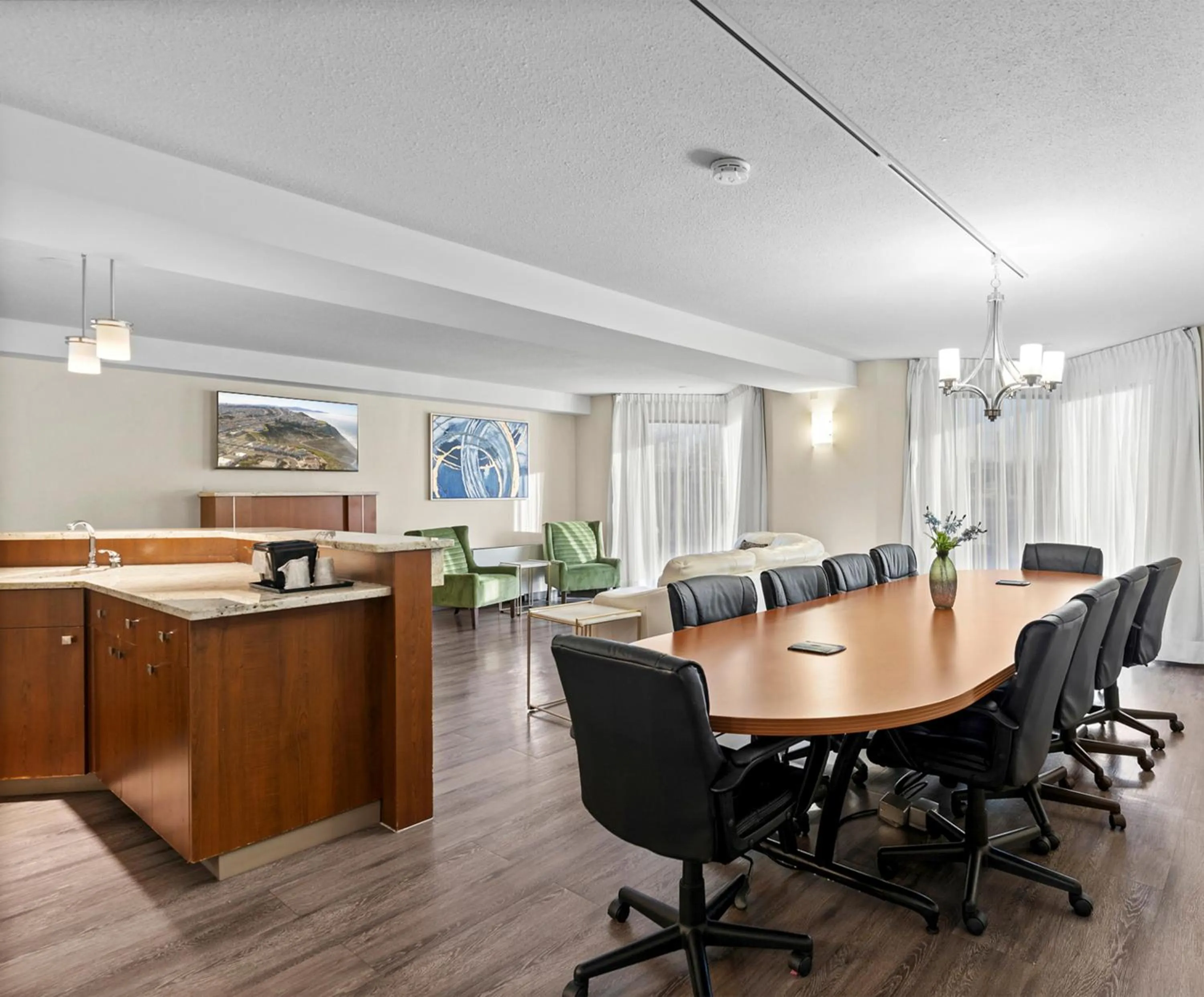 Dining area in Travelodge Hotel by Wyndham Saskatoon
