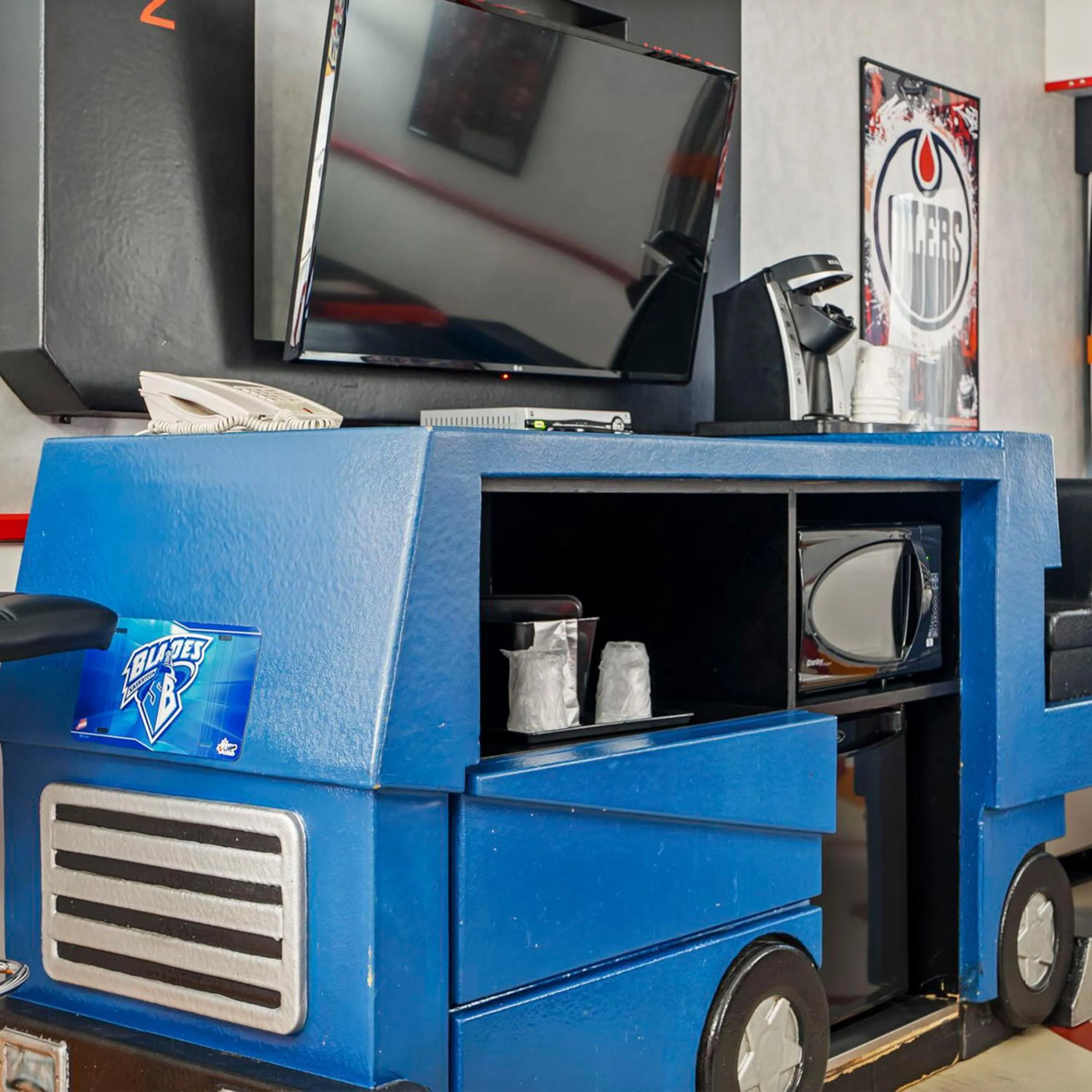 TV and multimedia in Travelodge Hotel by Wyndham Saskatoon