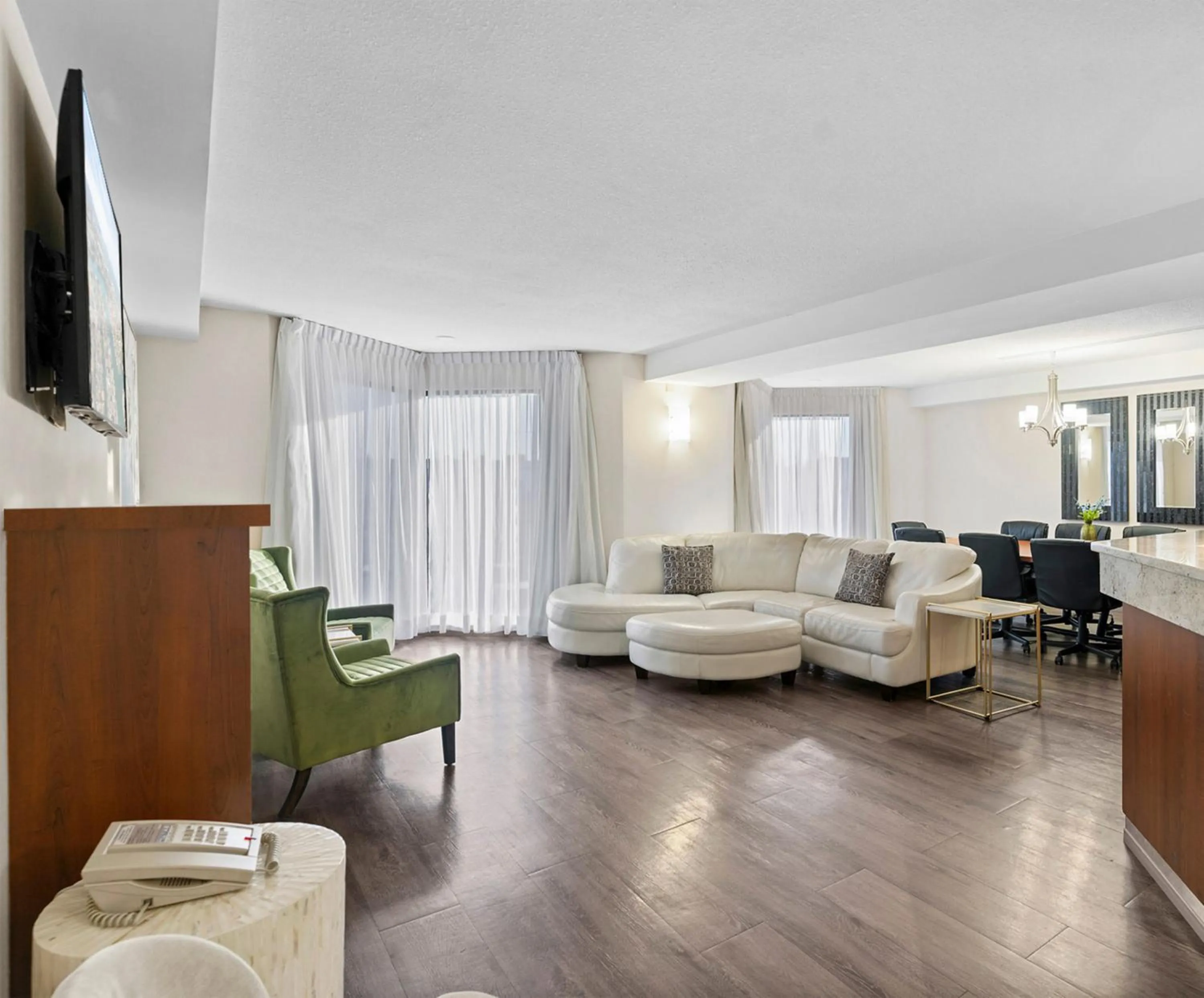 TV and multimedia in Travelodge Hotel by Wyndham Saskatoon