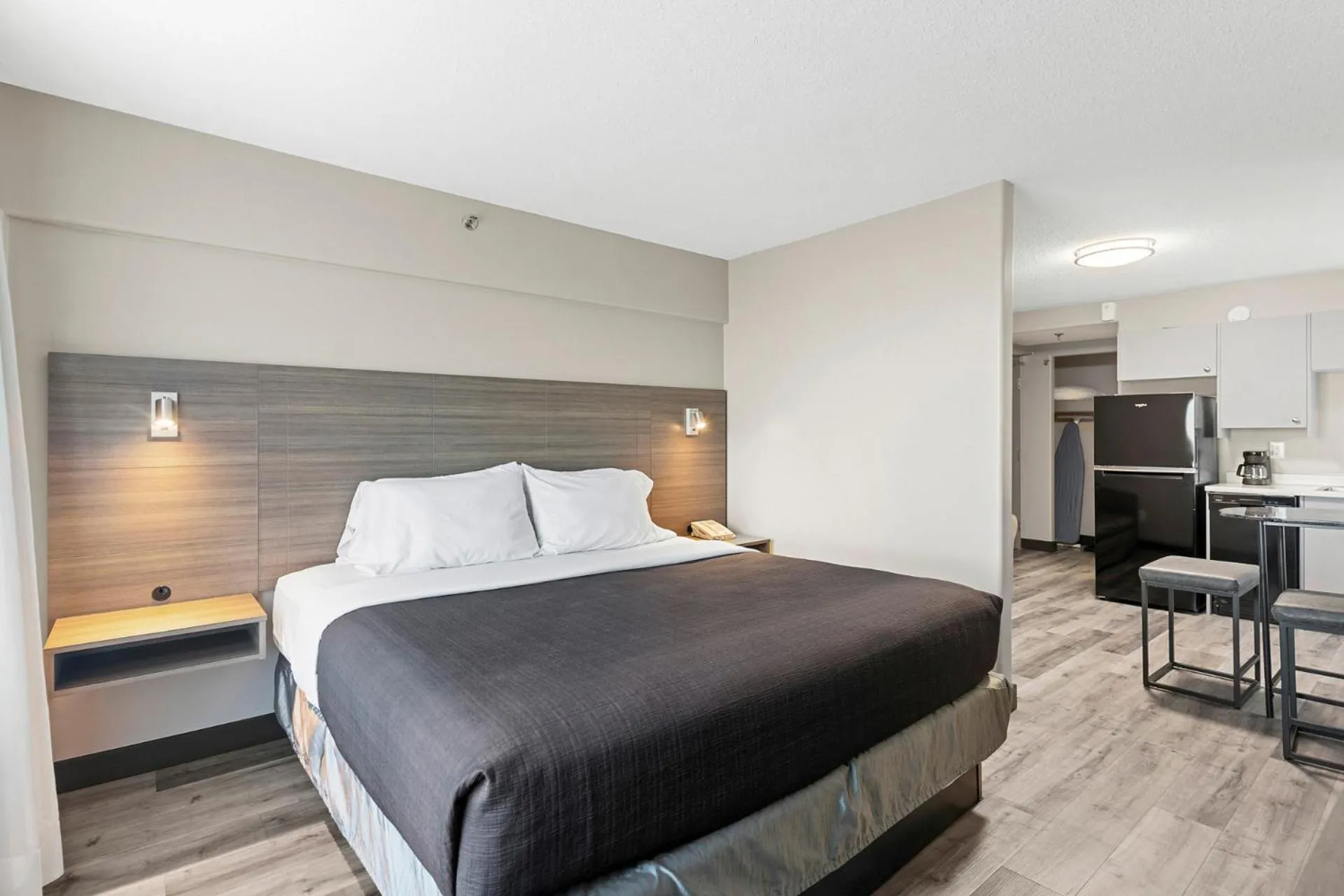 Bedroom, Bed in Travelodge Hotel by Wyndham Saskatoon