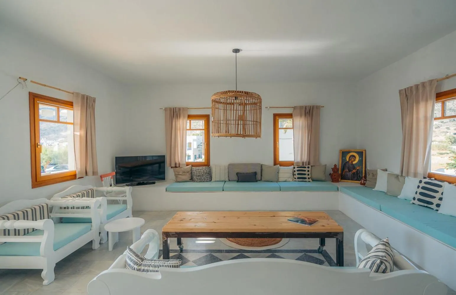 Communal lounge/ TV room in Aeolos Hotel