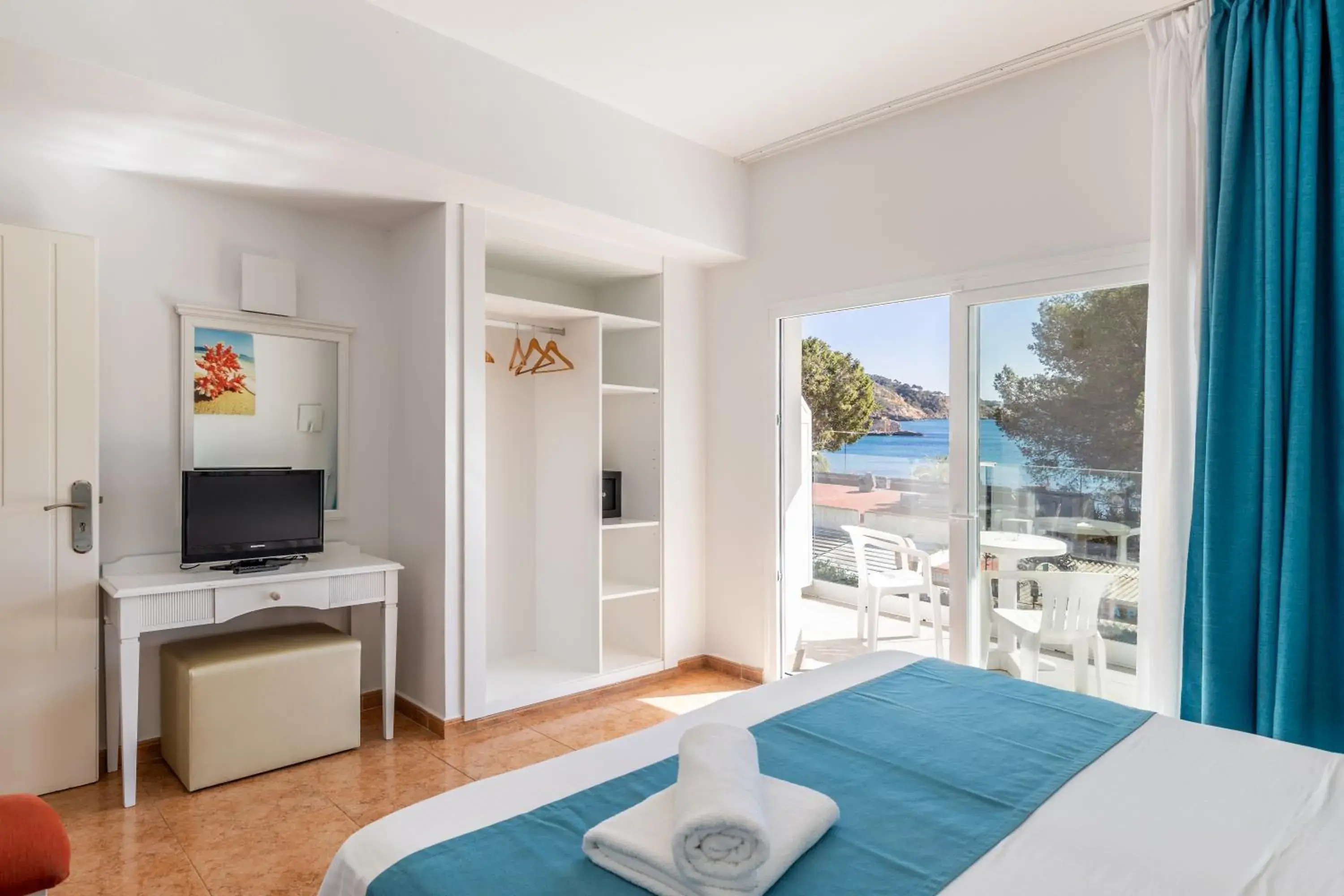 Deluxe Double Room with Balcony and Sea View in Hostal Neptuno Deluxe Double Room with Balcony and Sea View in Hostal Neptuno