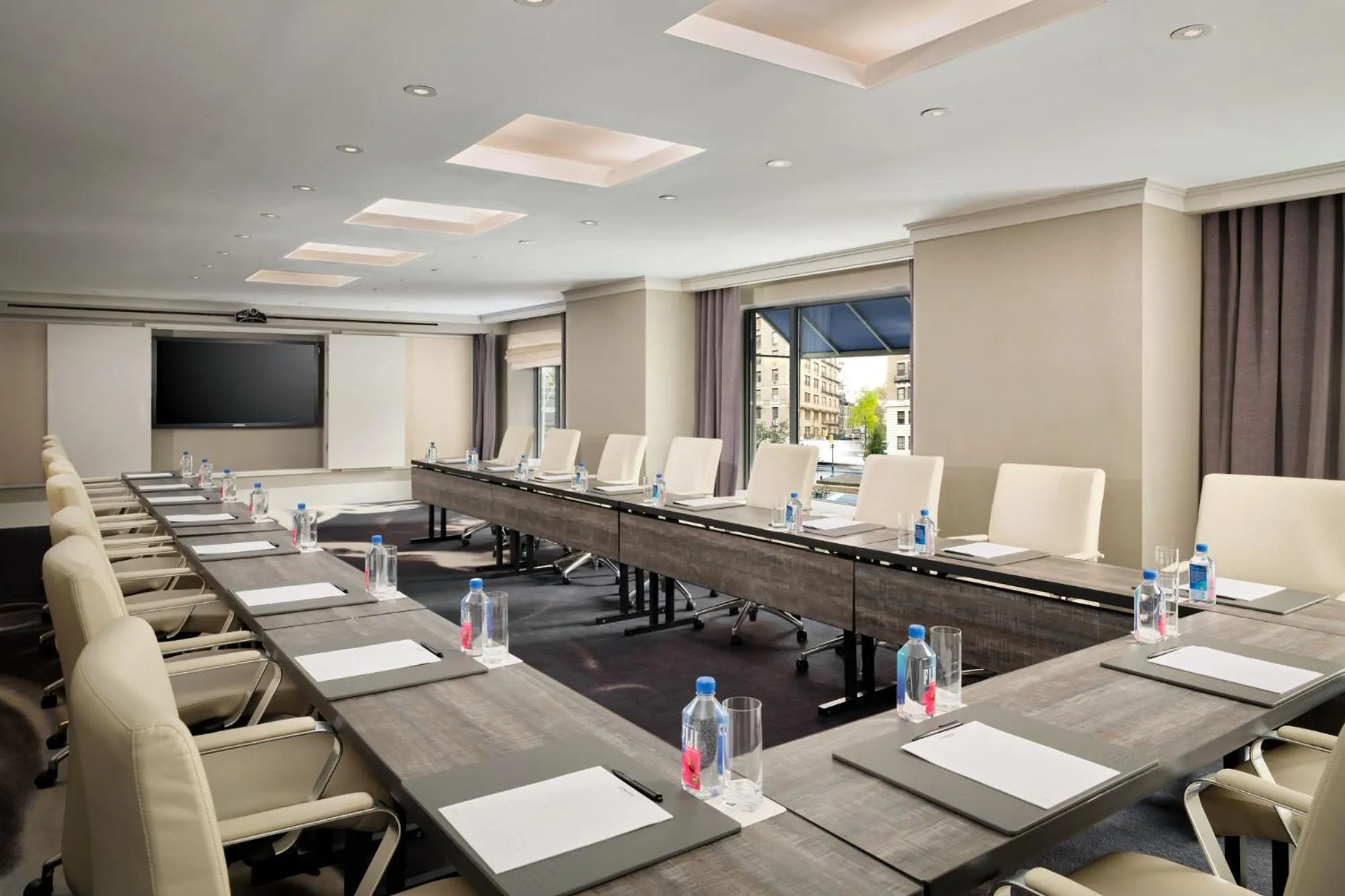 Meeting/conference room in Loews Regency New York Hotel