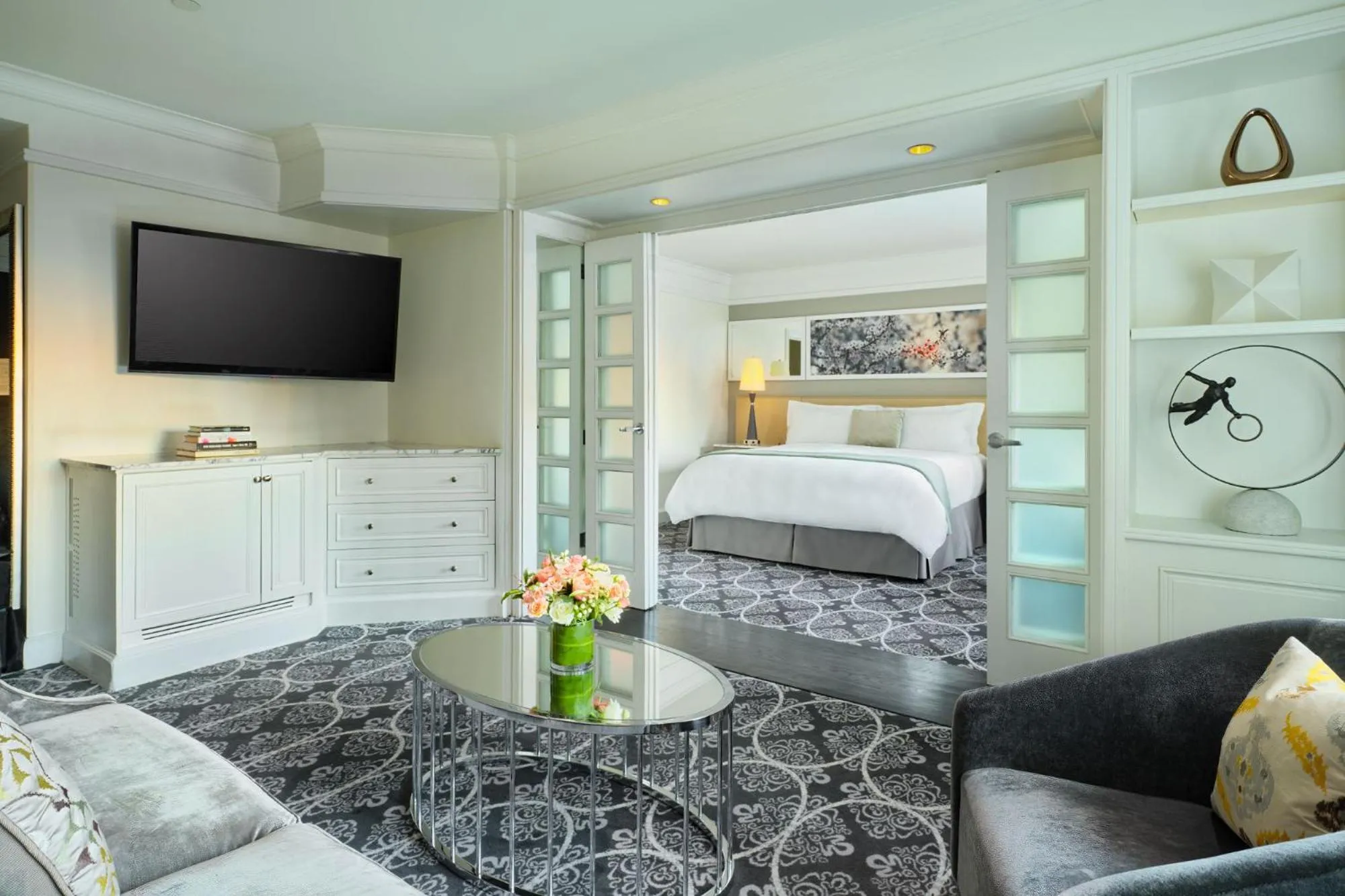 Photo of the whole room, Bed in Loews Regency New York Hotel