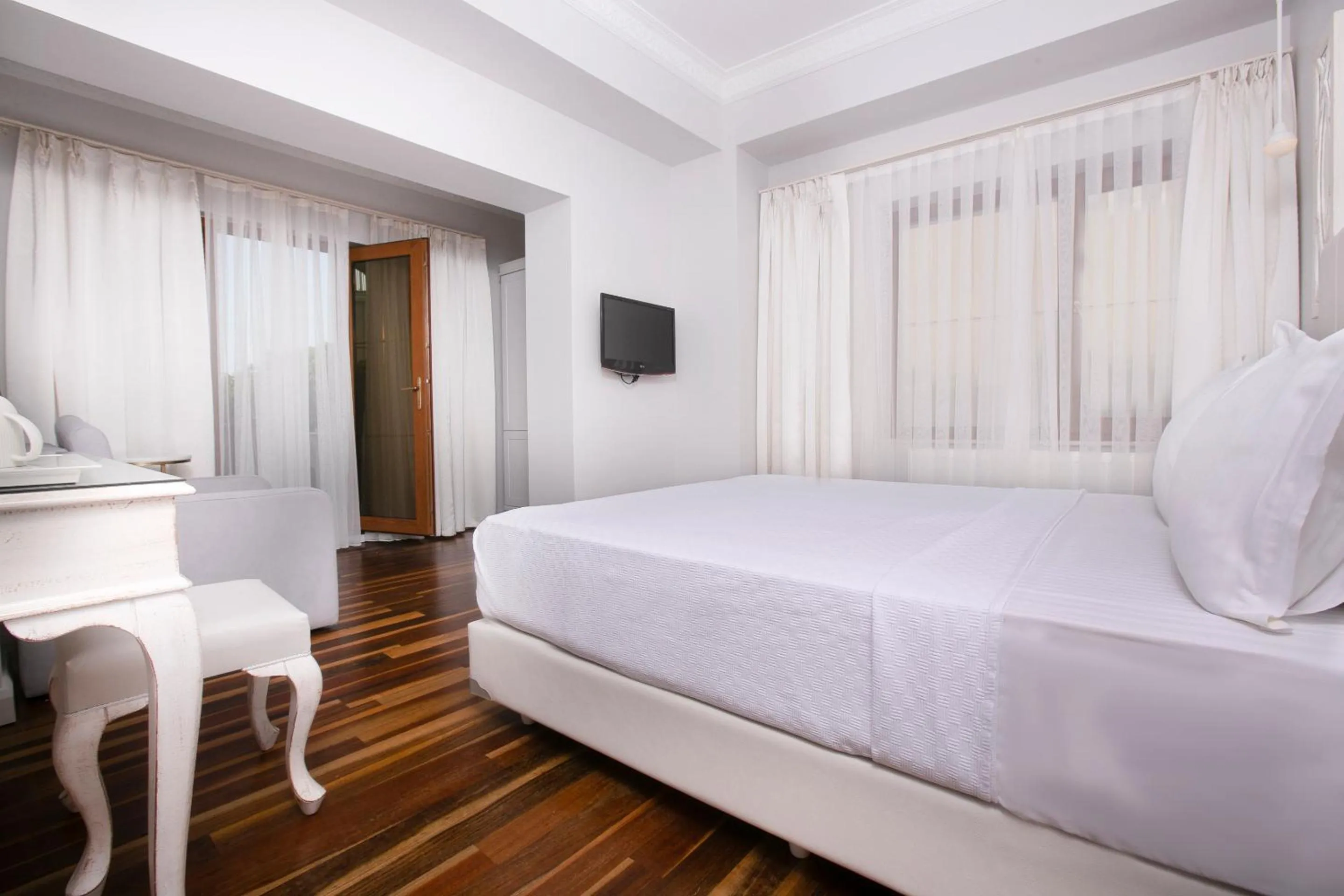 Bedroom, Bed in Ascot Hotel Büyükada