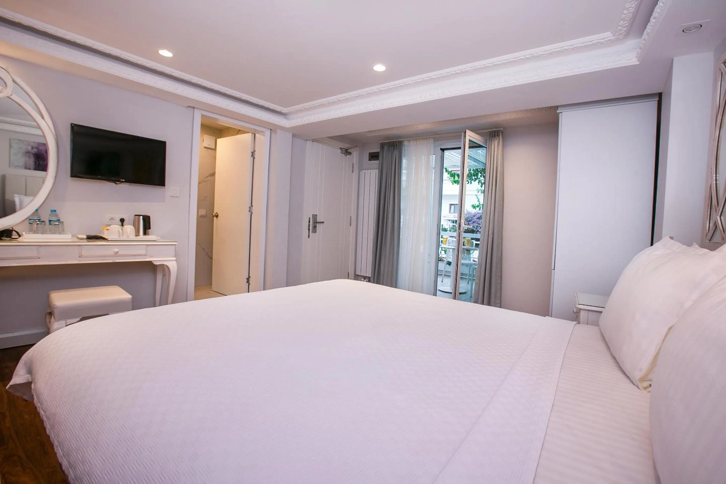 Photo of the whole room, Bed in Ascot Hotel Büyükada