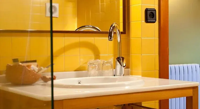 Double or Twin Room - single occupancy in Hotel Torre De Villademoros Double or Twin Room - single occupancy in Hotel Torre De Villademoros