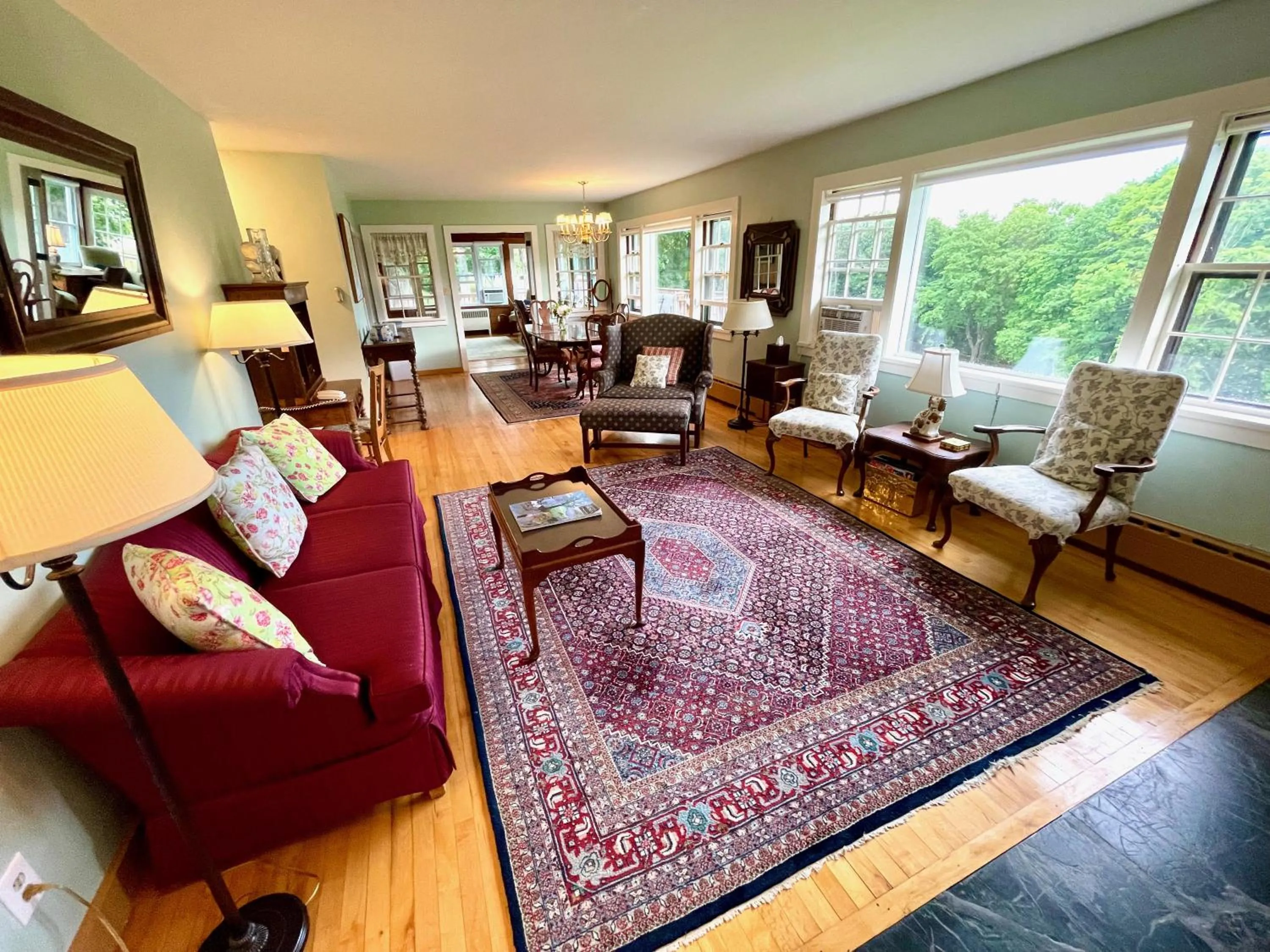 Living room in Wilburton Inn