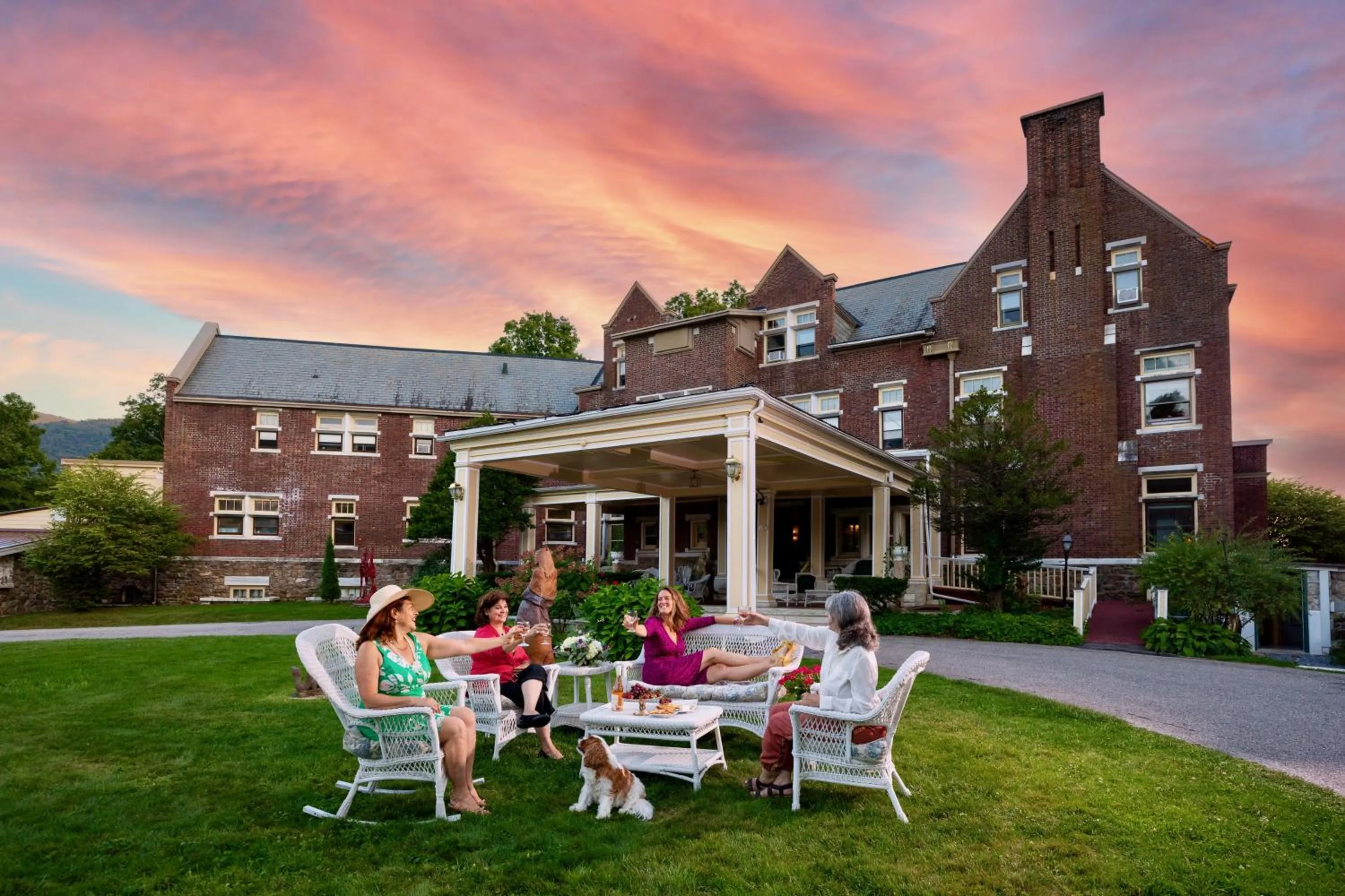 Facade/entrance in Wilburton Inn