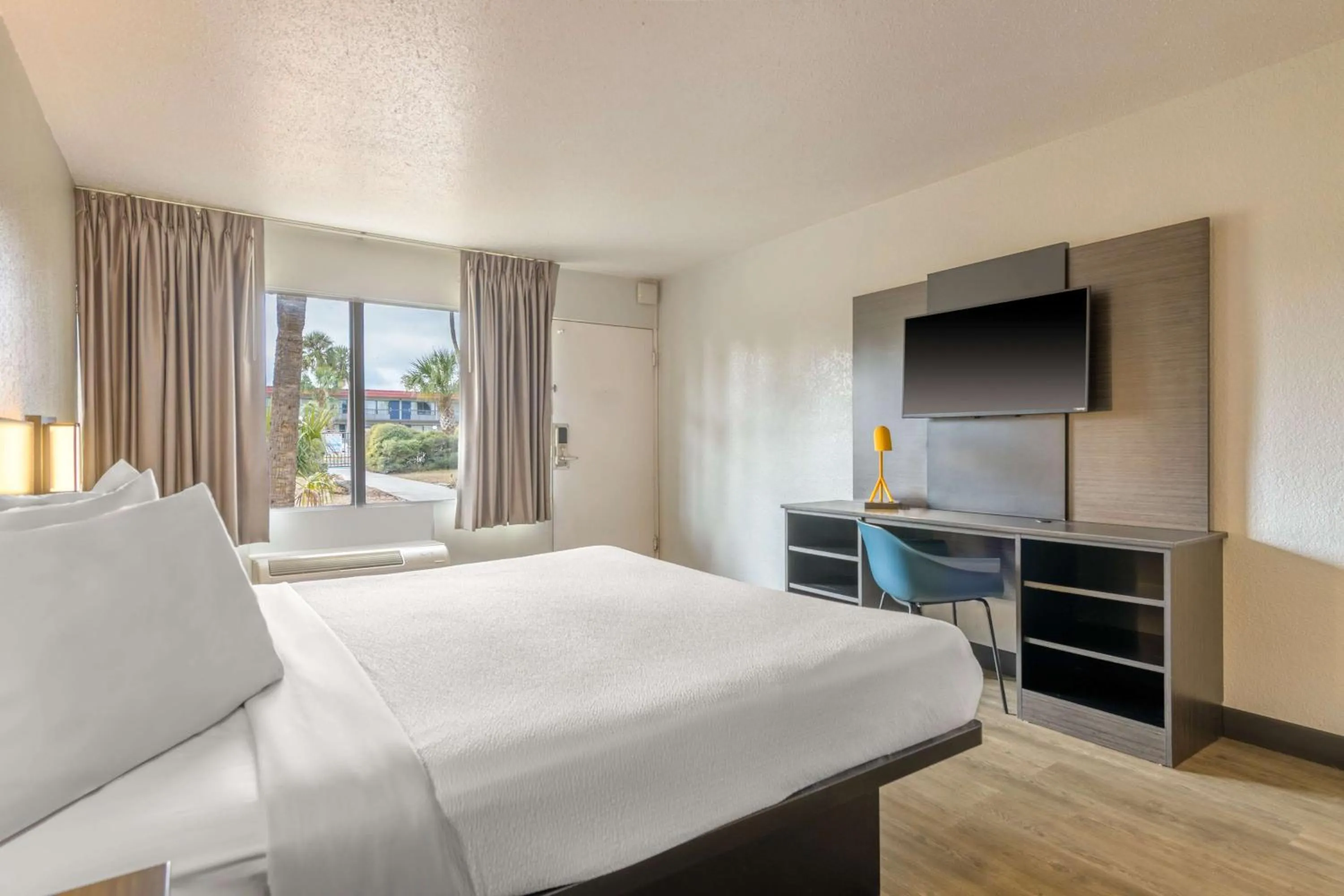 Bedroom, Bed in Motel 6-Spring Hill, FL - Weeki Wachee