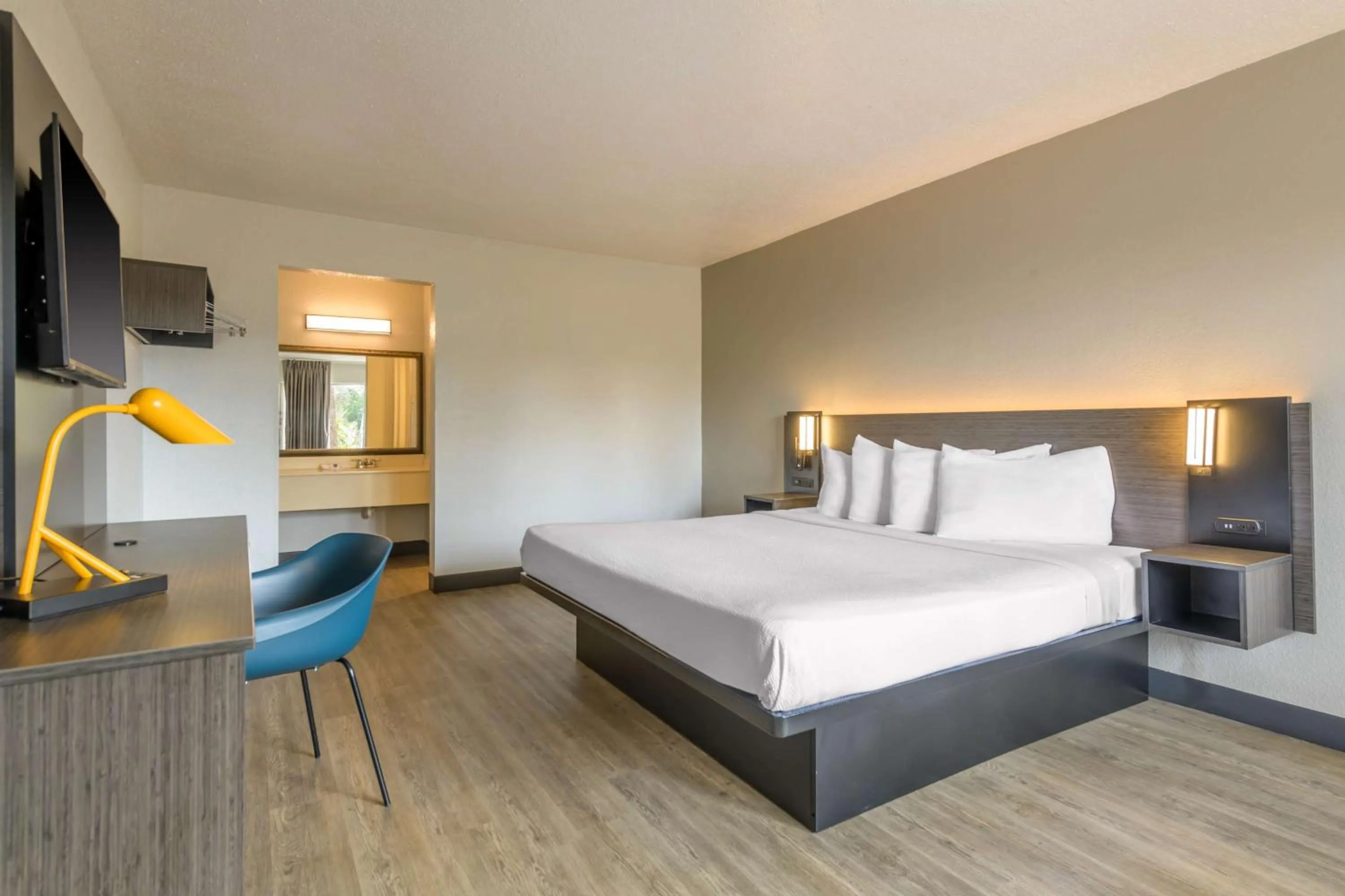 Bedroom, Bed in Motel 6-Spring Hill, FL - Weeki Wachee