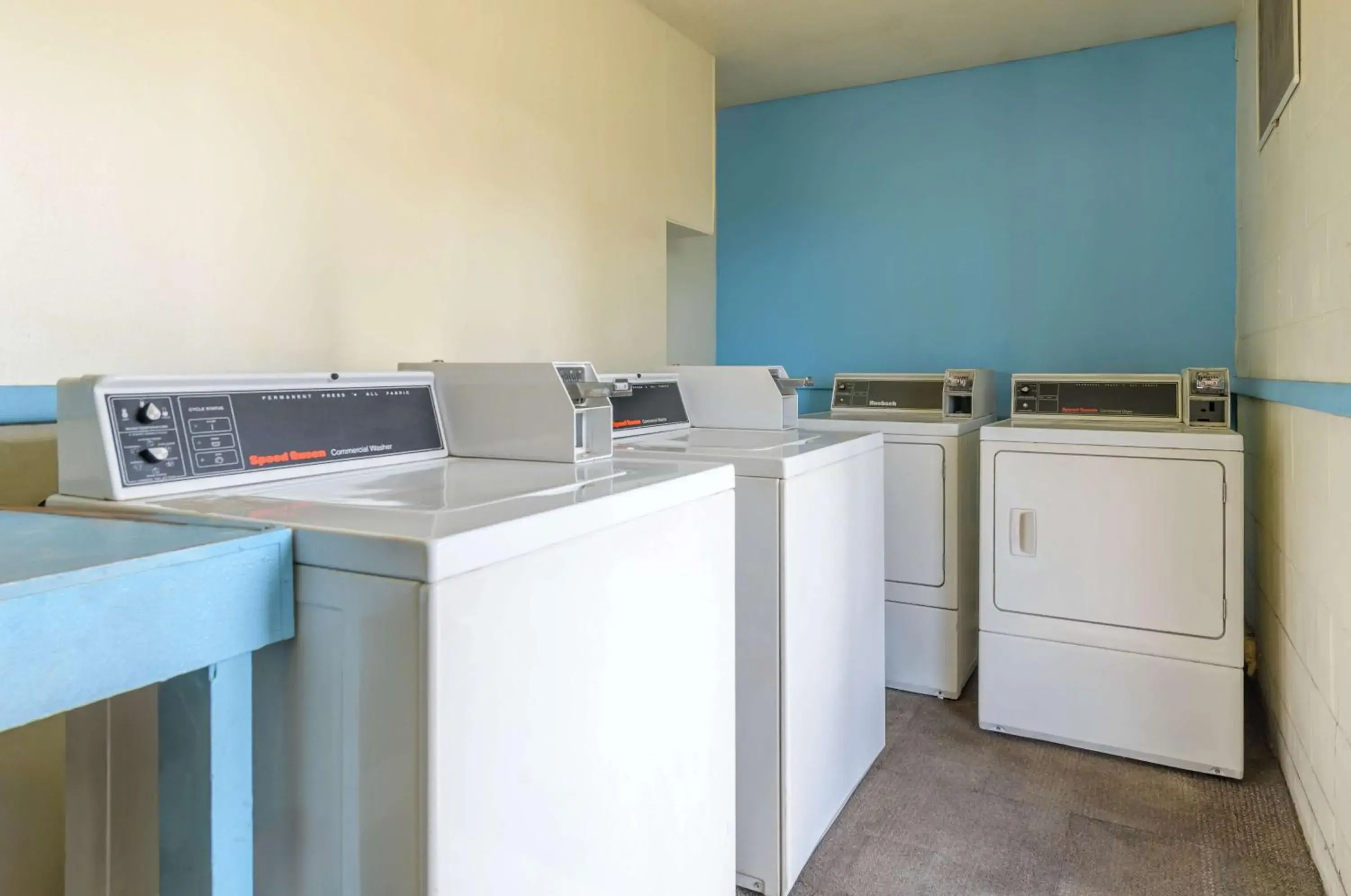 Property building in Motel 6-Spring Hill, FL - Weeki Wachee Property building in Motel 6-Spring Hill, FL - Weeki Wachee