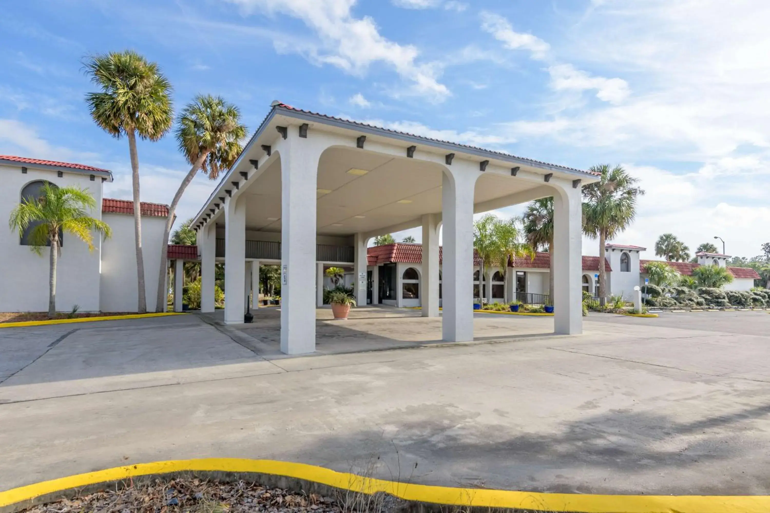 Property building in Motel 6-Spring Hill, FL - Weeki Wachee Property building in Motel 6-Spring Hill, FL - Weeki Wachee