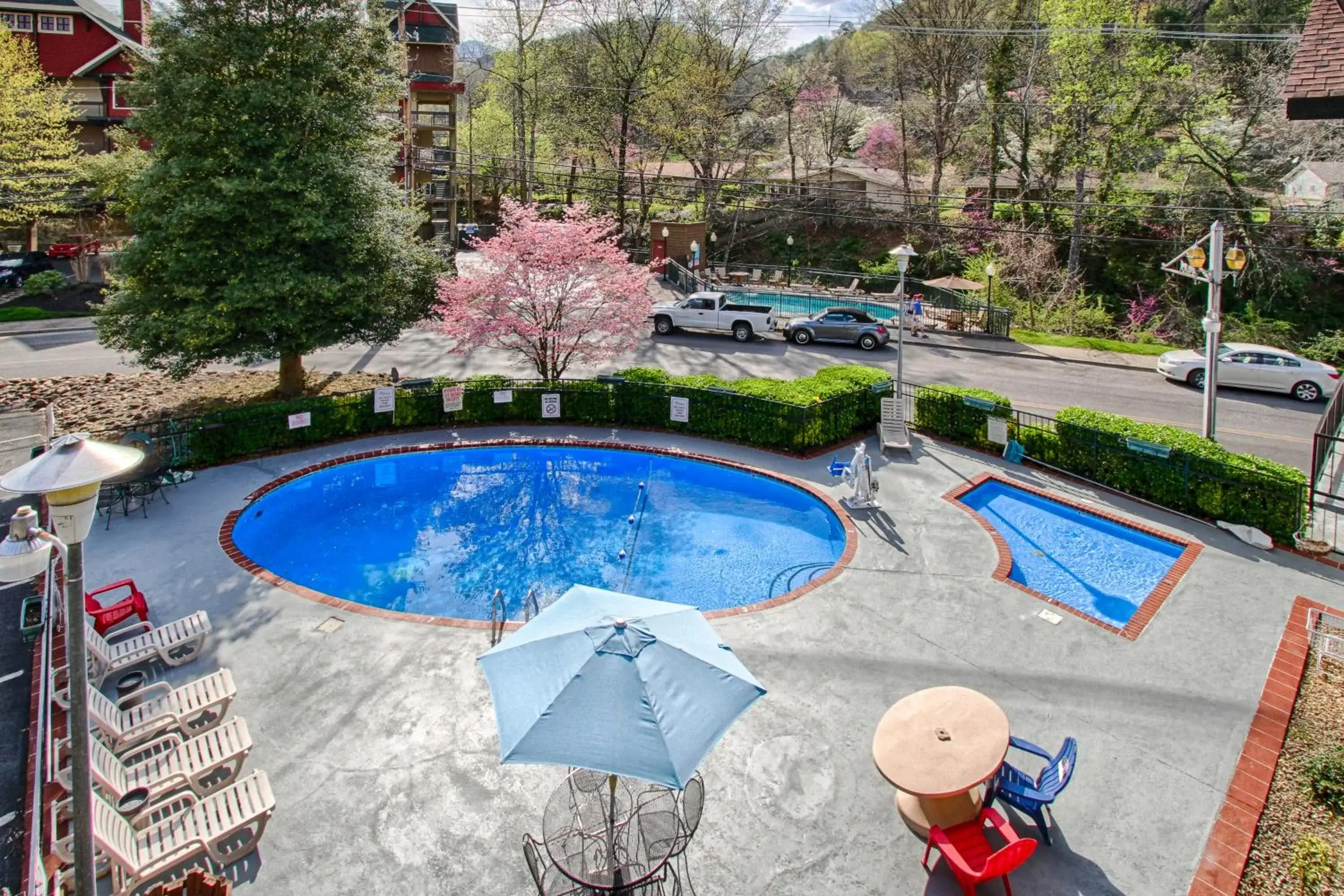 Swimming pool in River Edge Inn Swimming pool in River Edge Inn