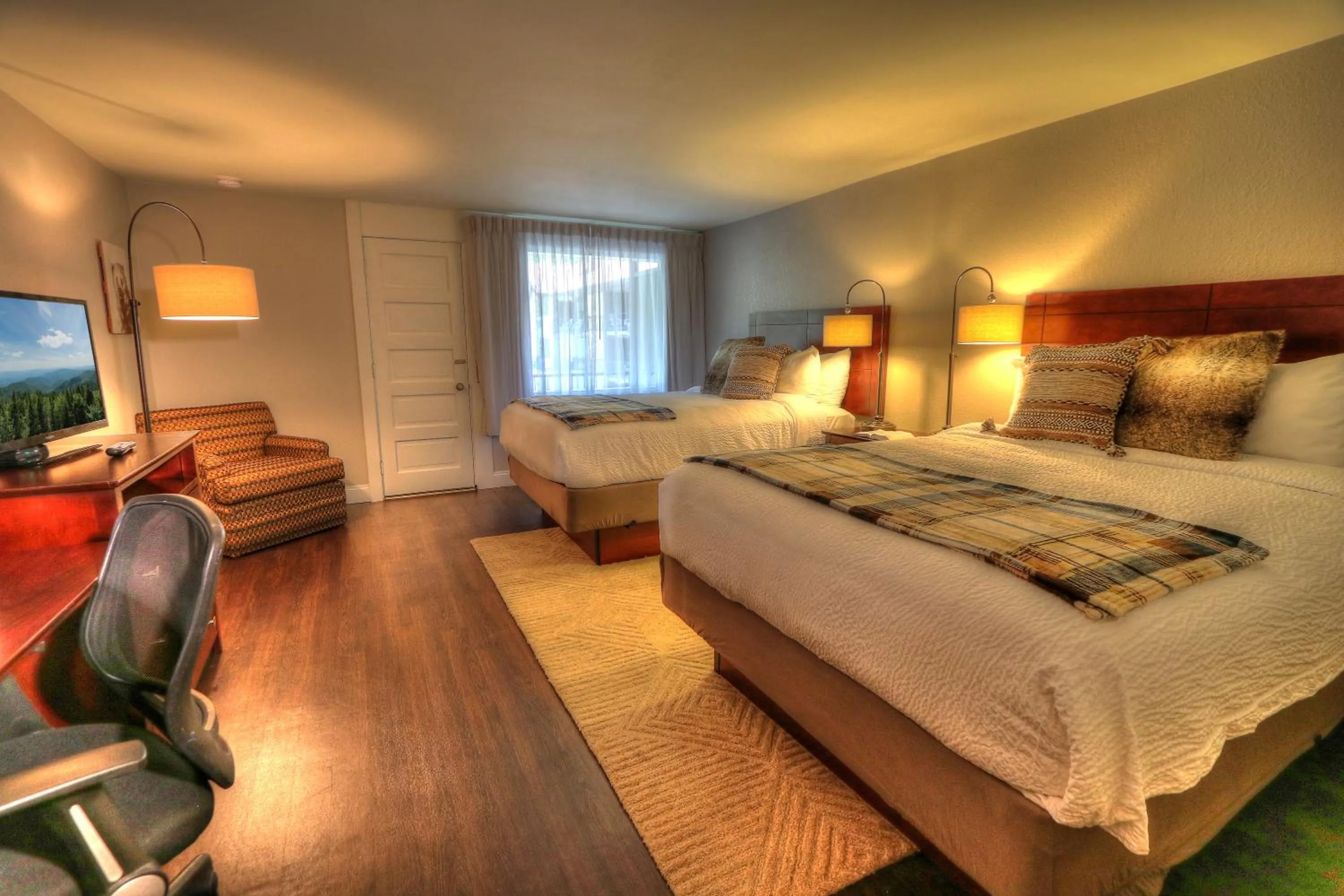 Photo of the whole room, Bed in River Edge Inn