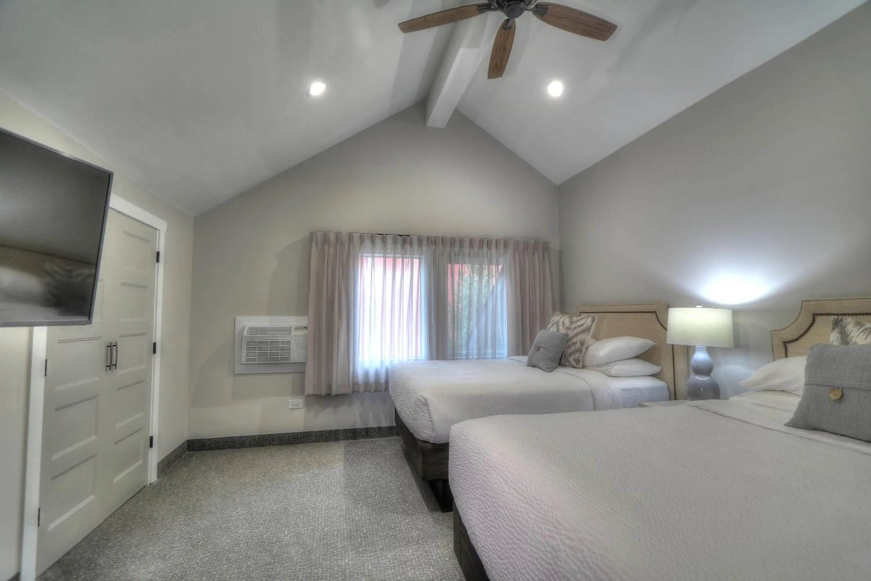 Bed in River Edge Inn Bed in River Edge Inn