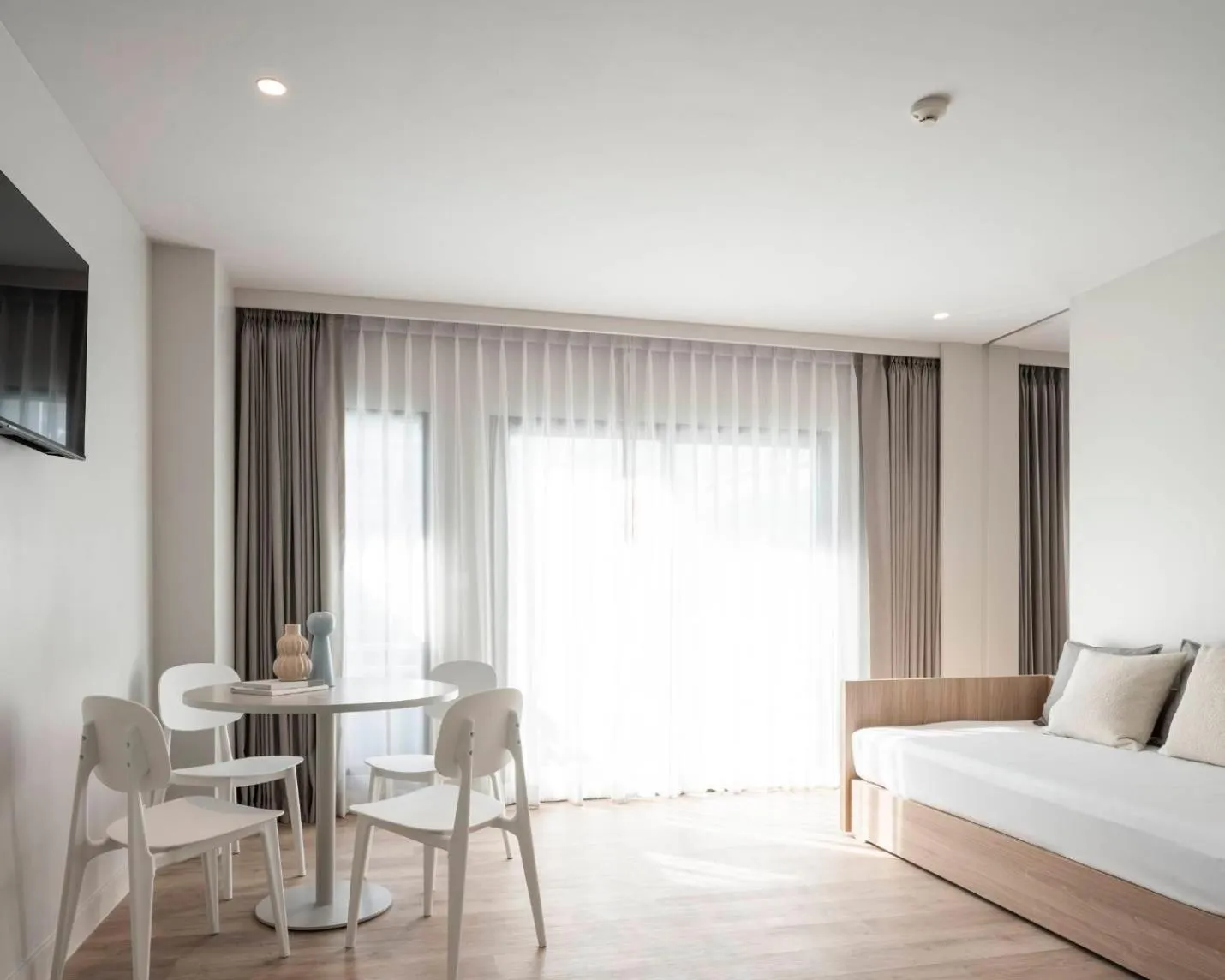 Dining area, Bed in Terra Nara