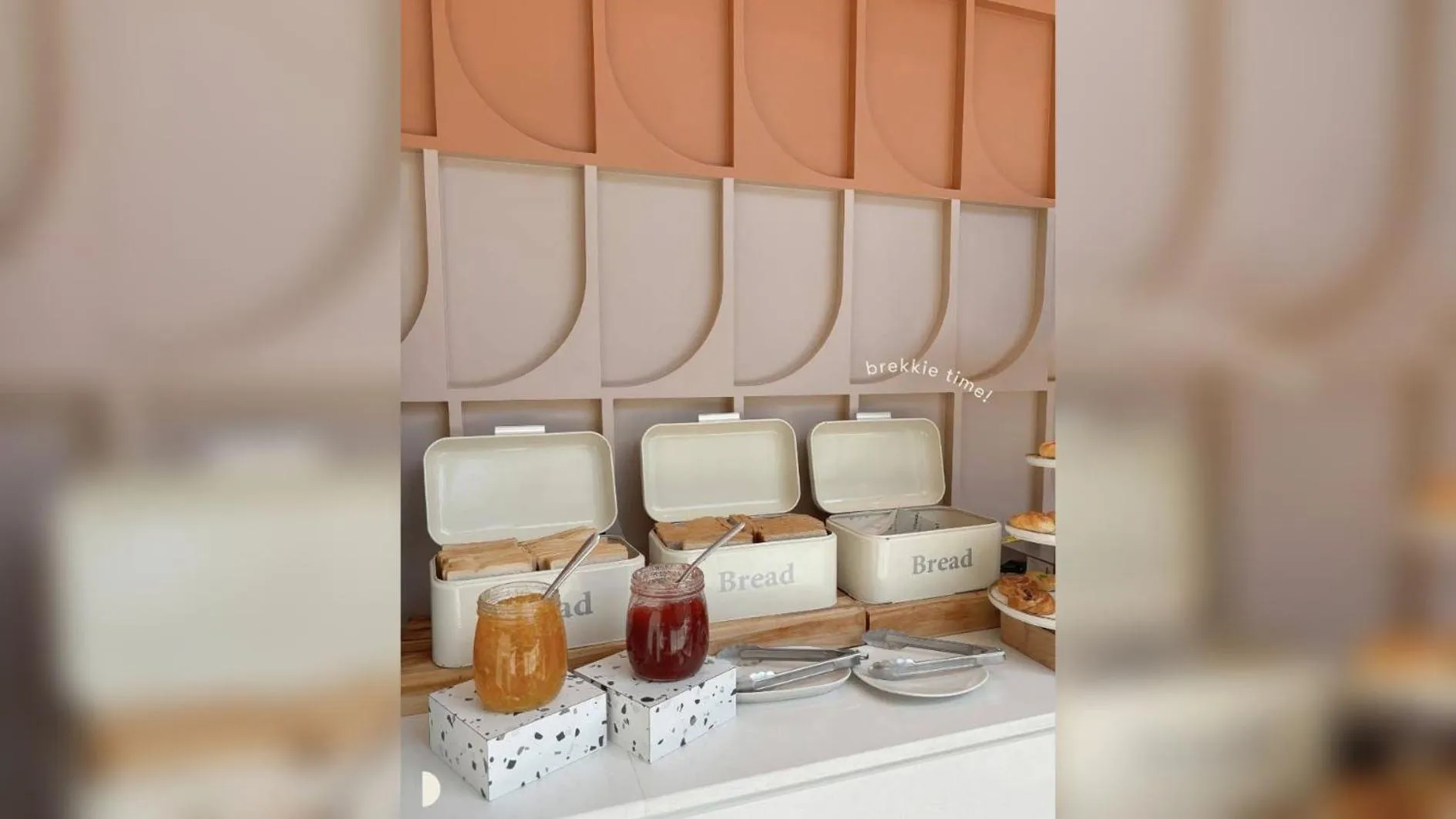 Breakfast in Terra Nara