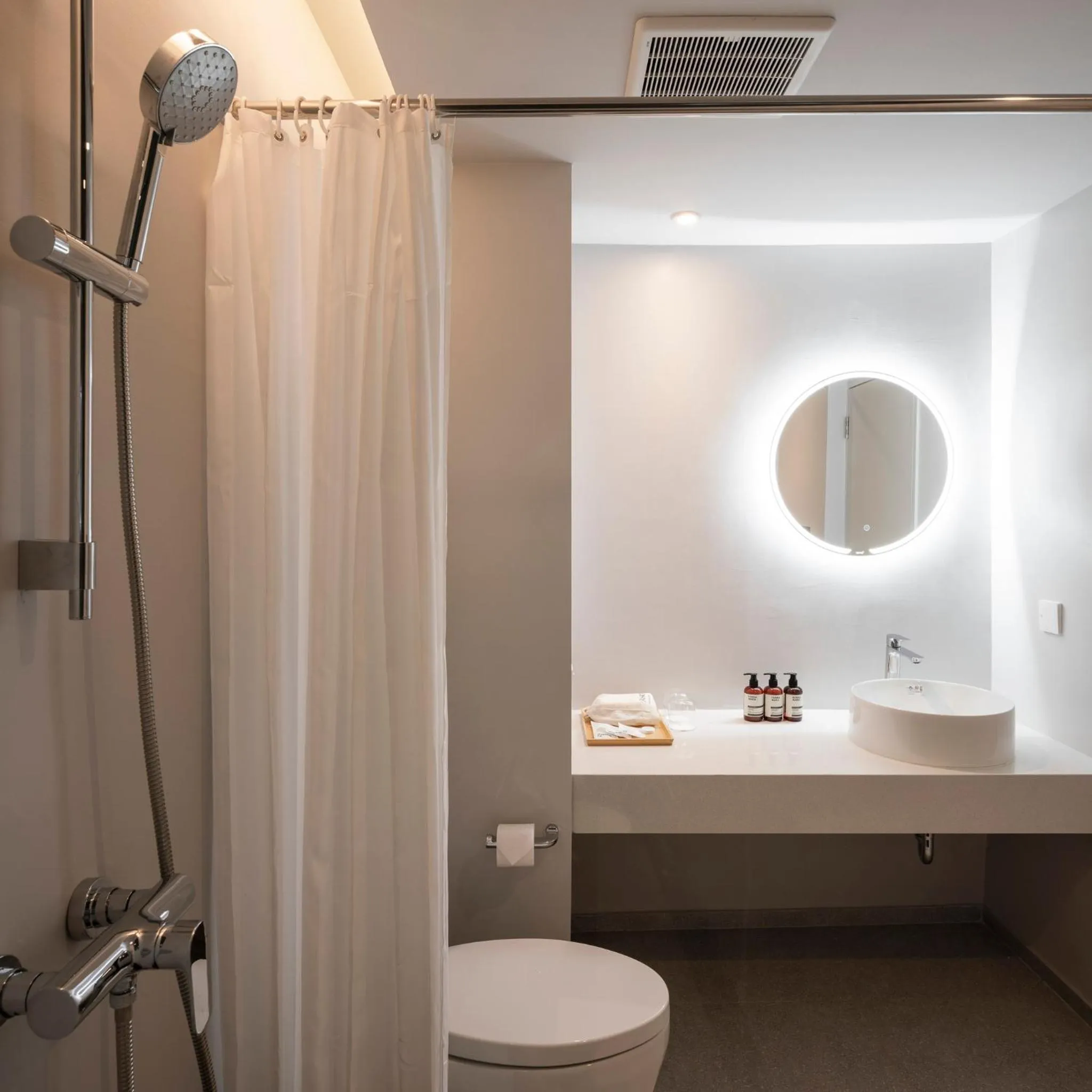 Shower in Terra Nara